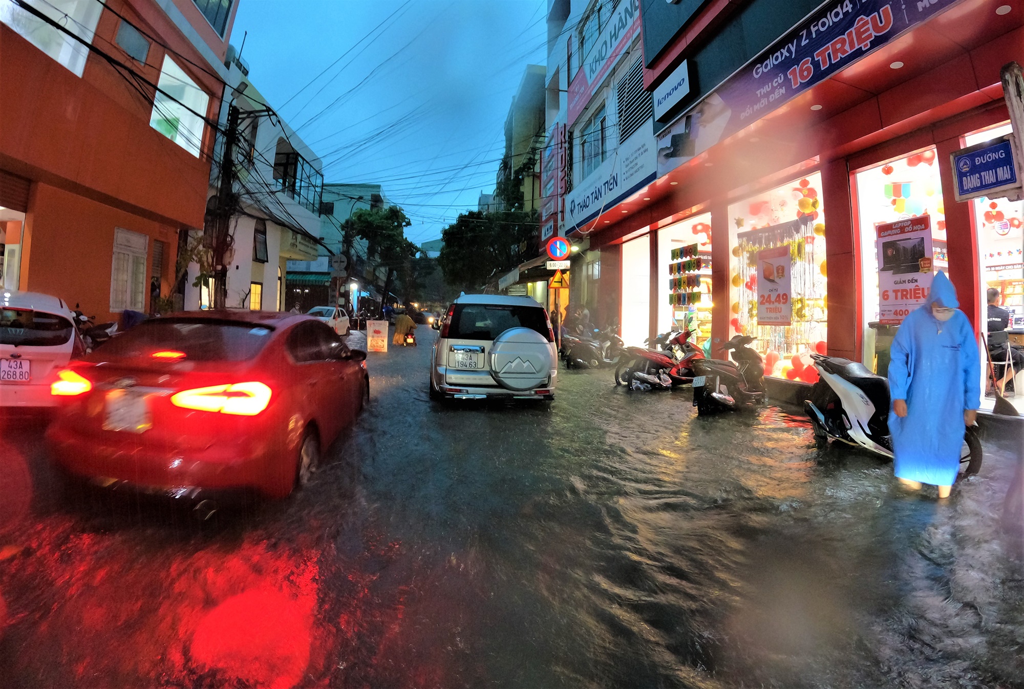 Clip, ảnh: Đường phố Đà Nẵng thành sông sau mưa, người dân dắt xe bì bõm về nhà - Ảnh 10.