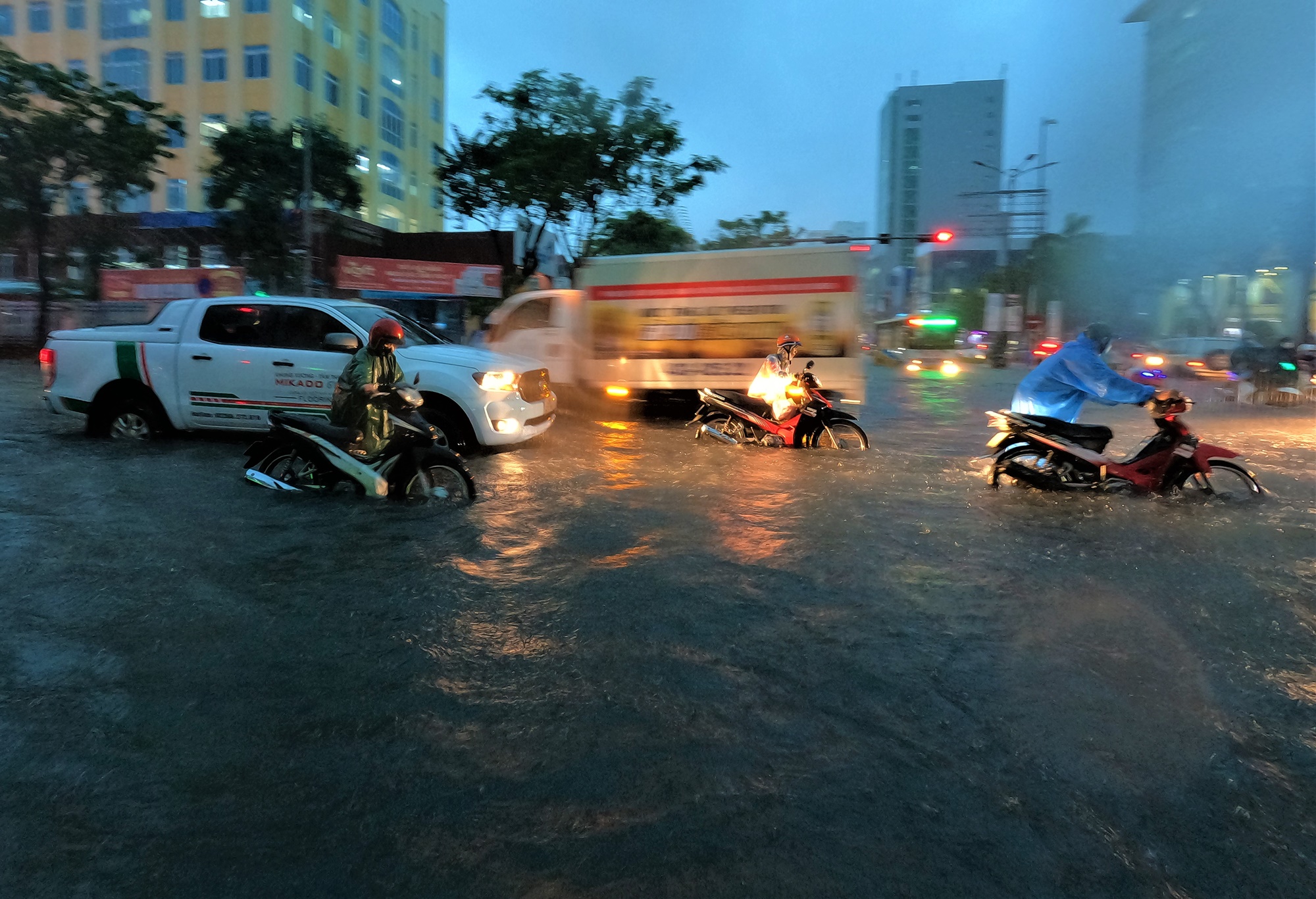 Clip, ảnh: Đường phố Đà Nẵng thành sông sau mưa, người dân dắt xe bì bõm về nhà - Ảnh 5.