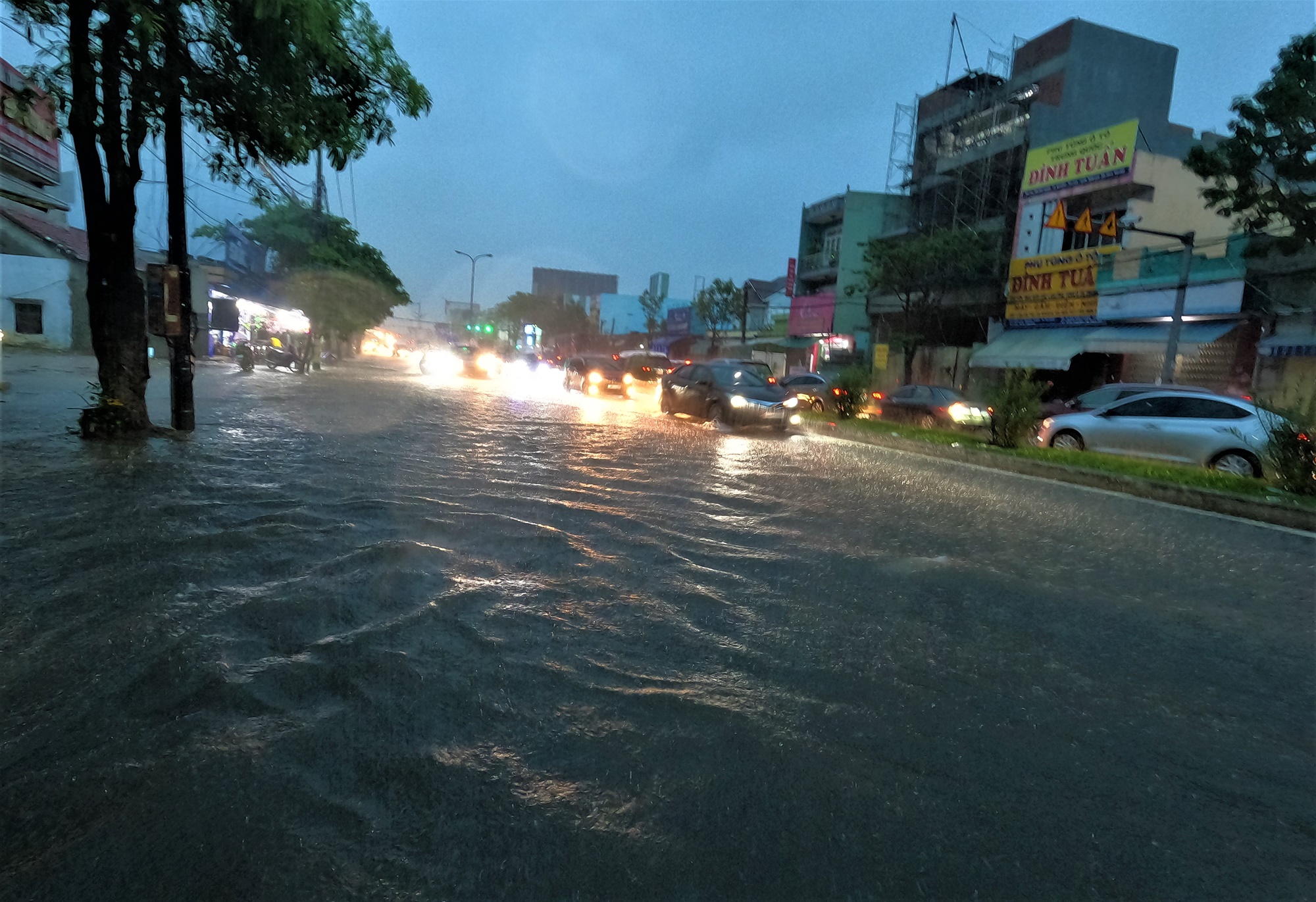 Clip, ảnh: Đường phố Đà Nẵng thành sông sau mưa, người dân dắt xe bì bõm về nhà - Ảnh 14.