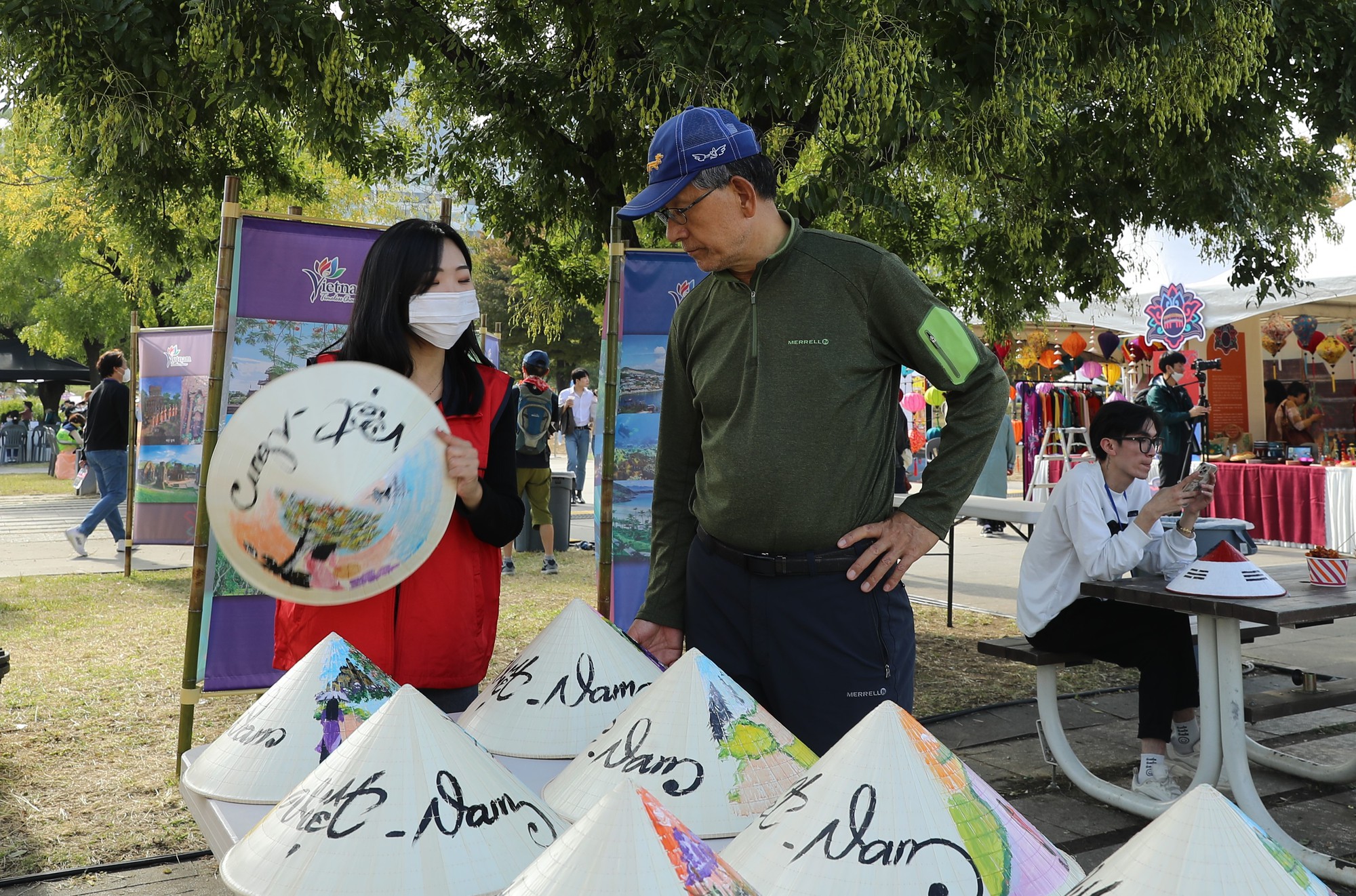 Người dân Hàn Quốc thích thú với không gian đặc sắc văn hóa Việt Nam tại Lễ hội Kết nối Văn hóa - Ảnh 10.