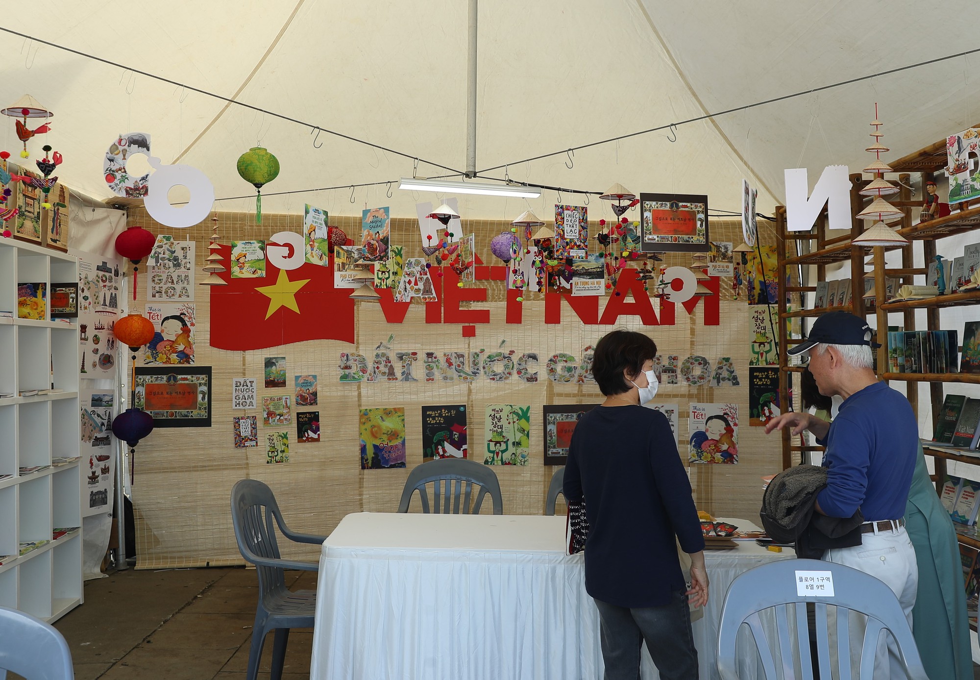 Người dân Hàn Quốc thích thú với không gian đặc sắc văn hóa Việt Nam tại Lễ hội Kết nối Văn hóa - Ảnh 7.