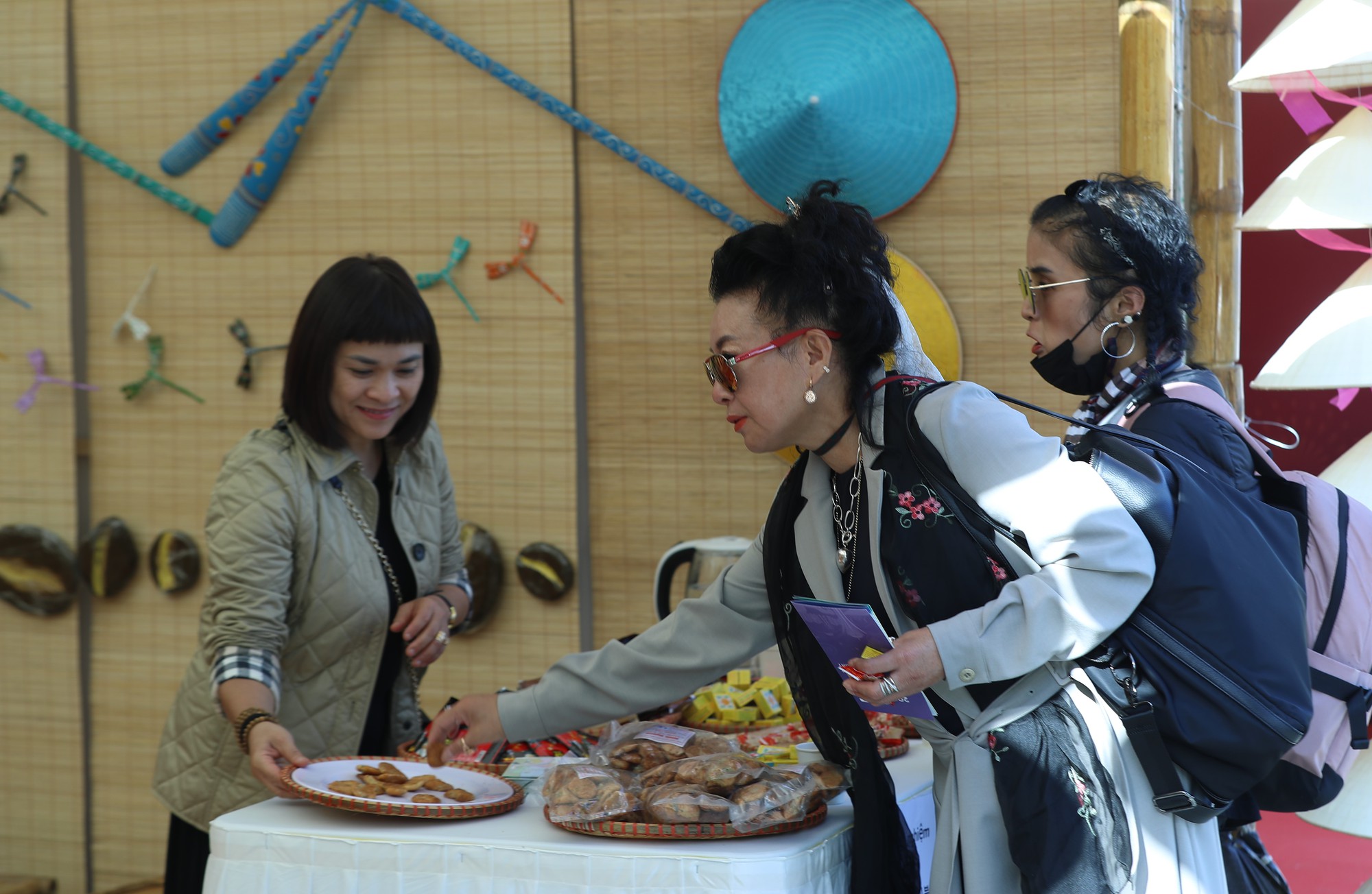 Người dân Hàn Quốc thích thú với không gian đặc sắc văn hóa Việt Nam tại Lễ hội Kết nối Văn hóa - Ảnh 15.