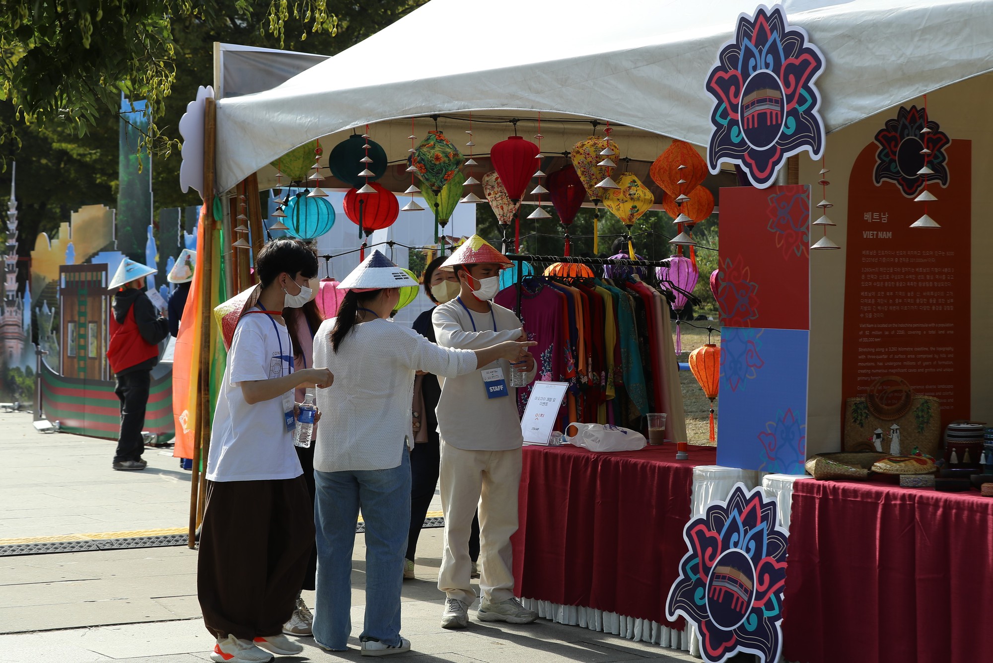 Người dân Hàn Quốc thích thú với không gian đặc sắc văn hóa Việt Nam tại Lễ hội Kết nối Văn hóa - Ảnh 16.