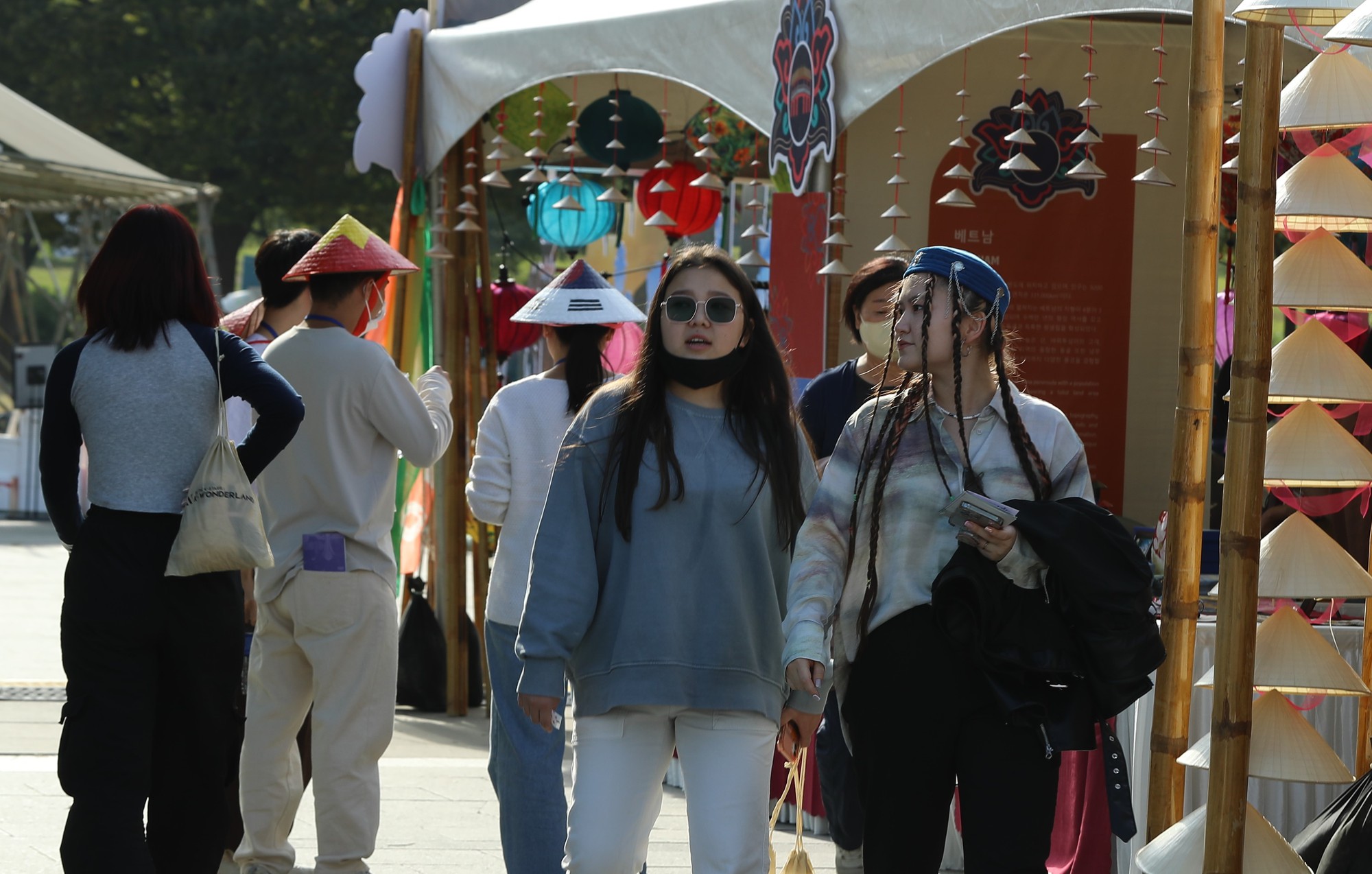 Người dân Hàn Quốc thích thú với không gian đặc sắc văn hóa Việt Nam tại Lễ hội Kết nối Văn hóa - Ảnh 3.