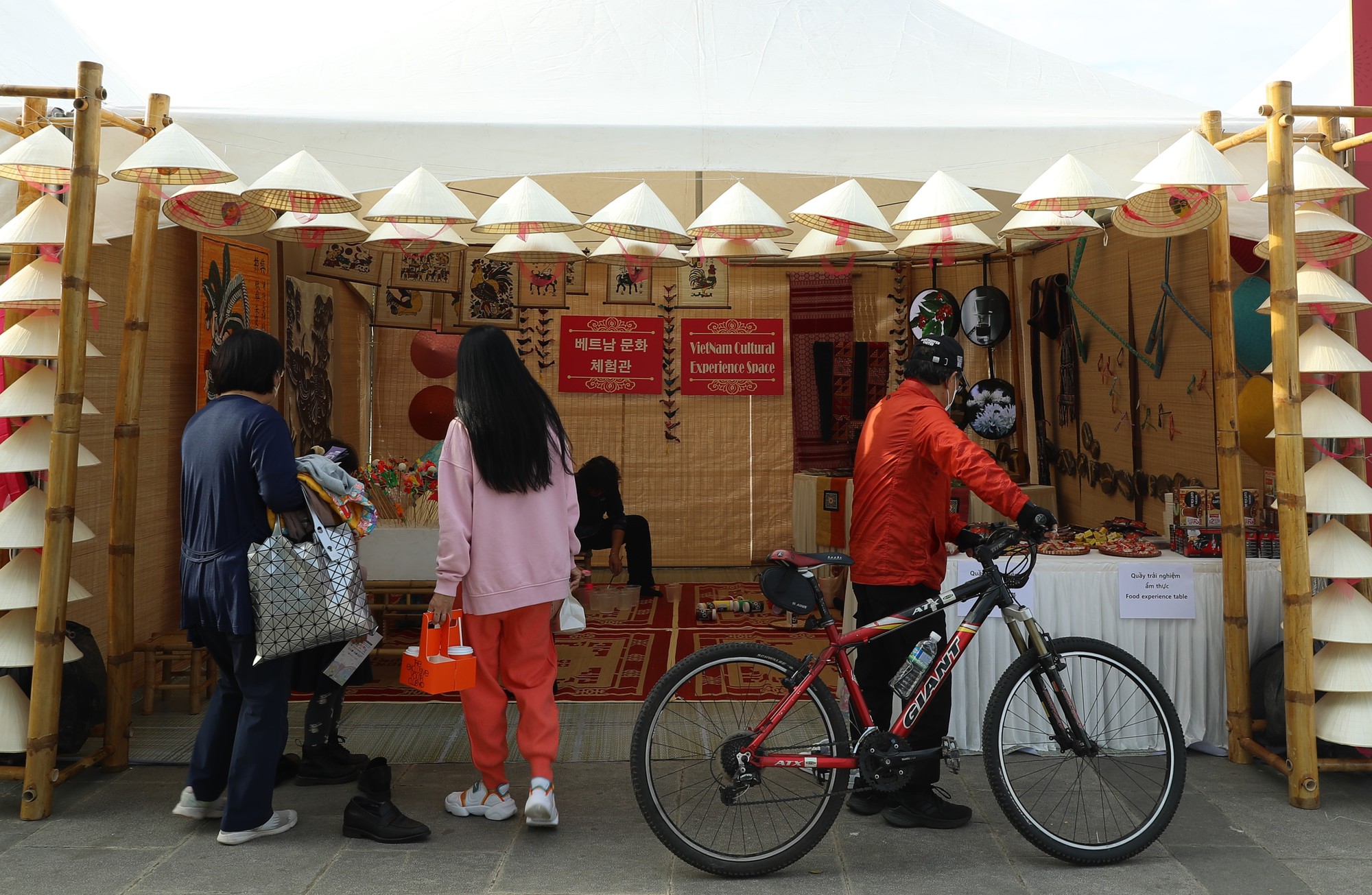 Người dân Hàn Quốc thích thú với không gian đặc sắc văn hóa Việt Nam tại Lễ hội Kết nối Văn hóa - Ảnh 4.
