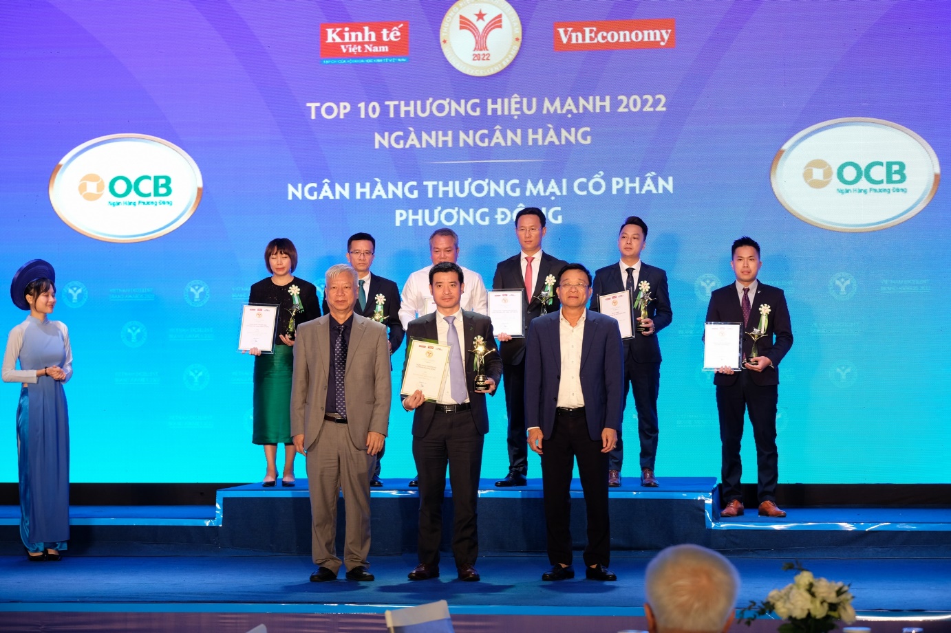 OCB lọt top 10 thương hiệu mạnh ngành ngân hàng 2022 do VnEconomy bình chọn - Ảnh 1.