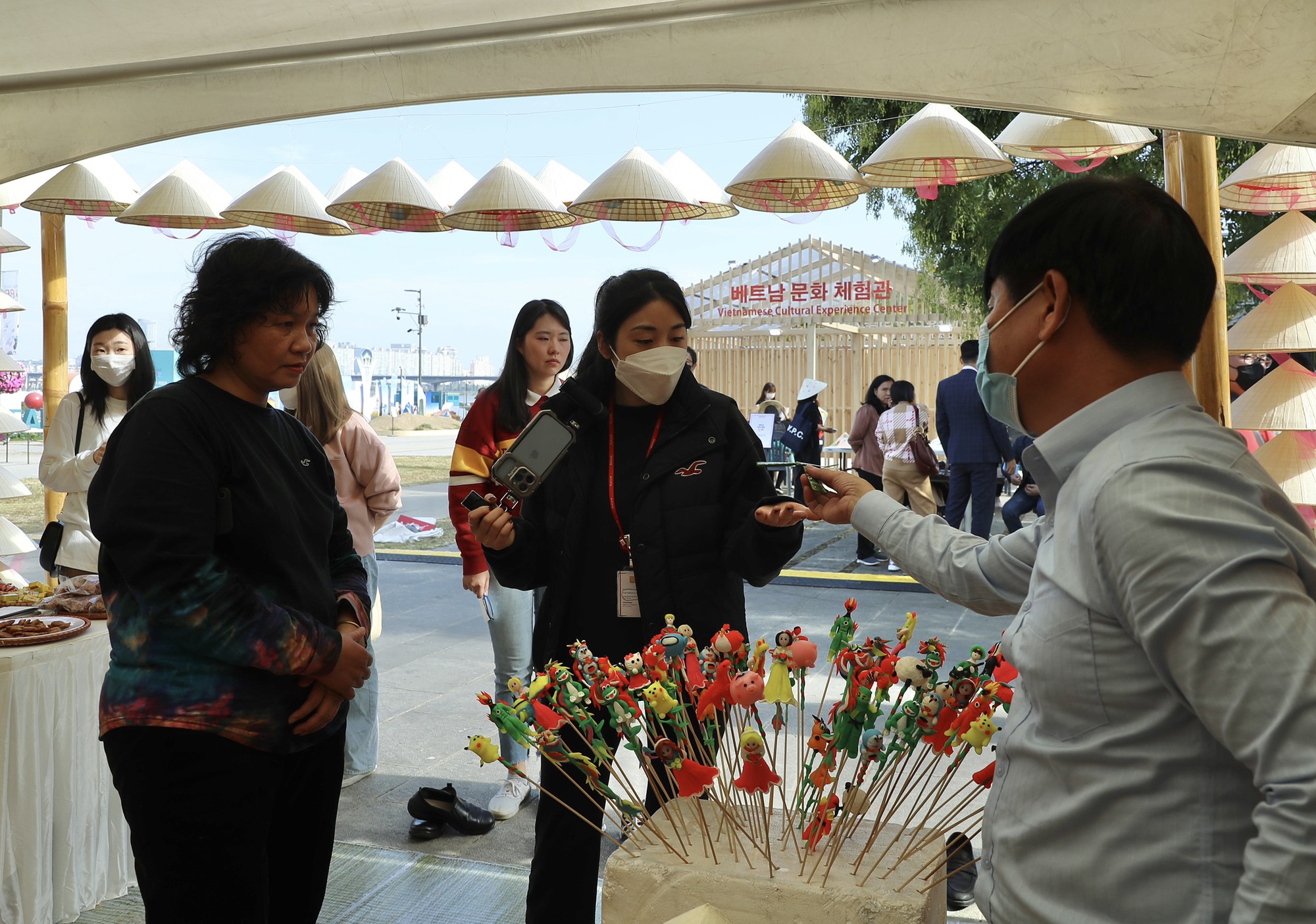 Người dân Hàn Quốc thích thú với không gian đặc sắc văn hóa Việt Nam tại Lễ hội Kết nối Văn hóa - Ảnh 6.