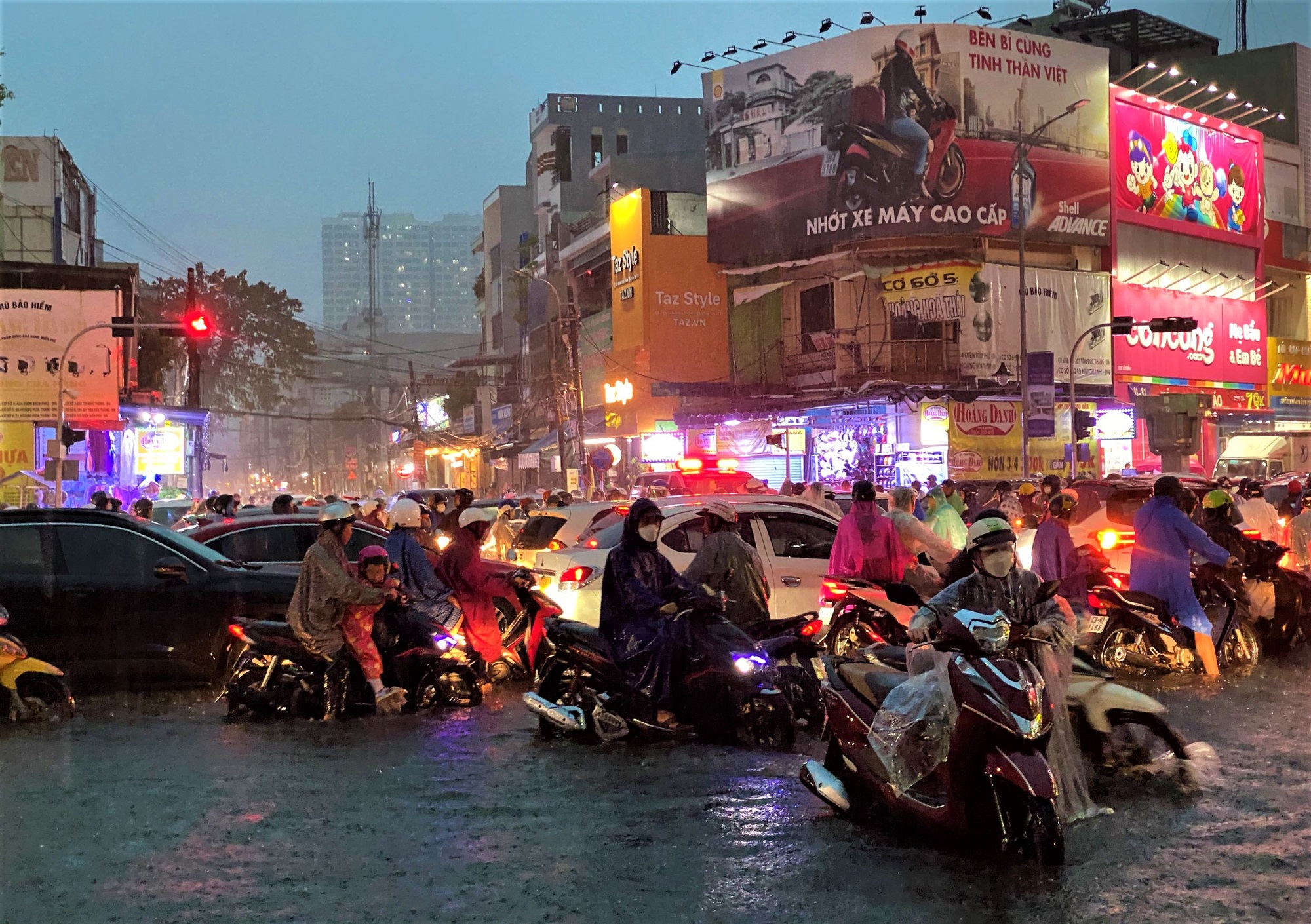 Clip, ảnh: Đường phố Đà Nẵng thành sông sau mưa, người dân dắt xe bì bõm về nhà - Ảnh 18.
