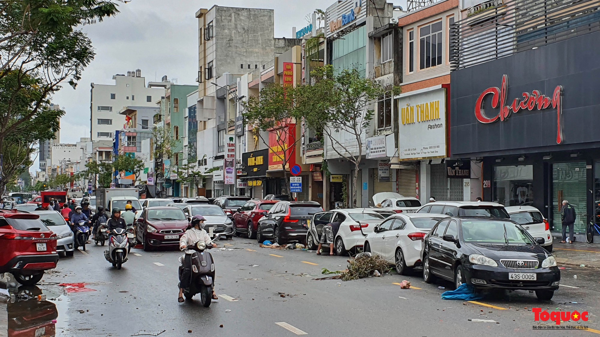 Hình ảnh xe ô tô chết máy nằm la liệt trên phố ở Đà Nẵng - Ảnh 1.