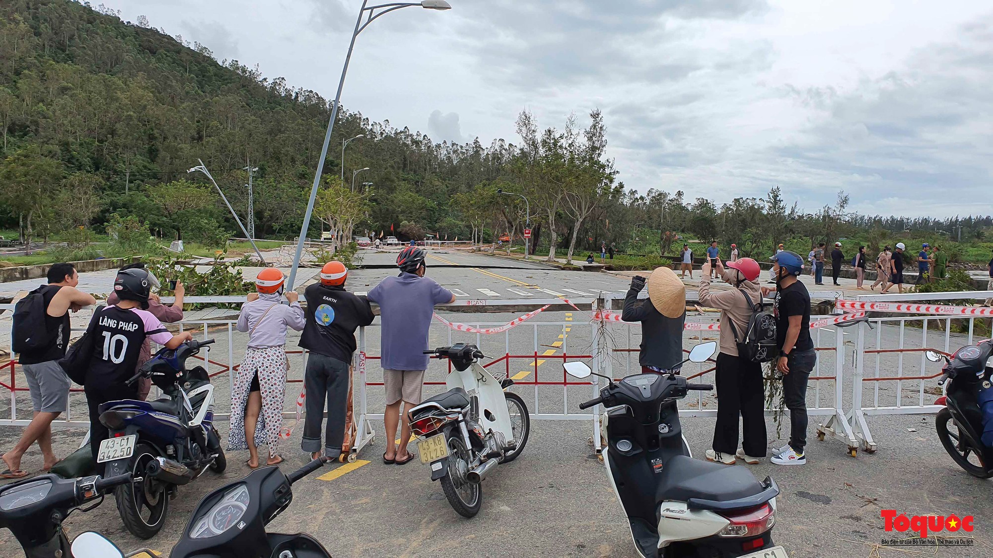 Đà Nẵng: Sạt lở kinh hoàng đường lên bán đảo Sơn Trà  - Ảnh 16.