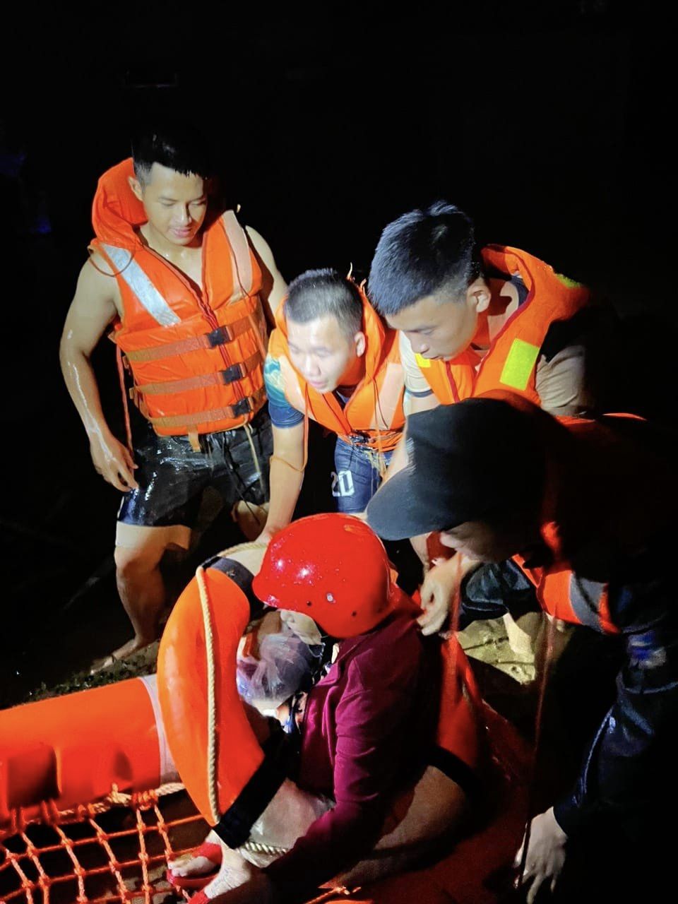 Clip, ảnh: Trắng đêm cứu người mắc kẹt trong biển nước ở Đà Nẵng - Ảnh 18.