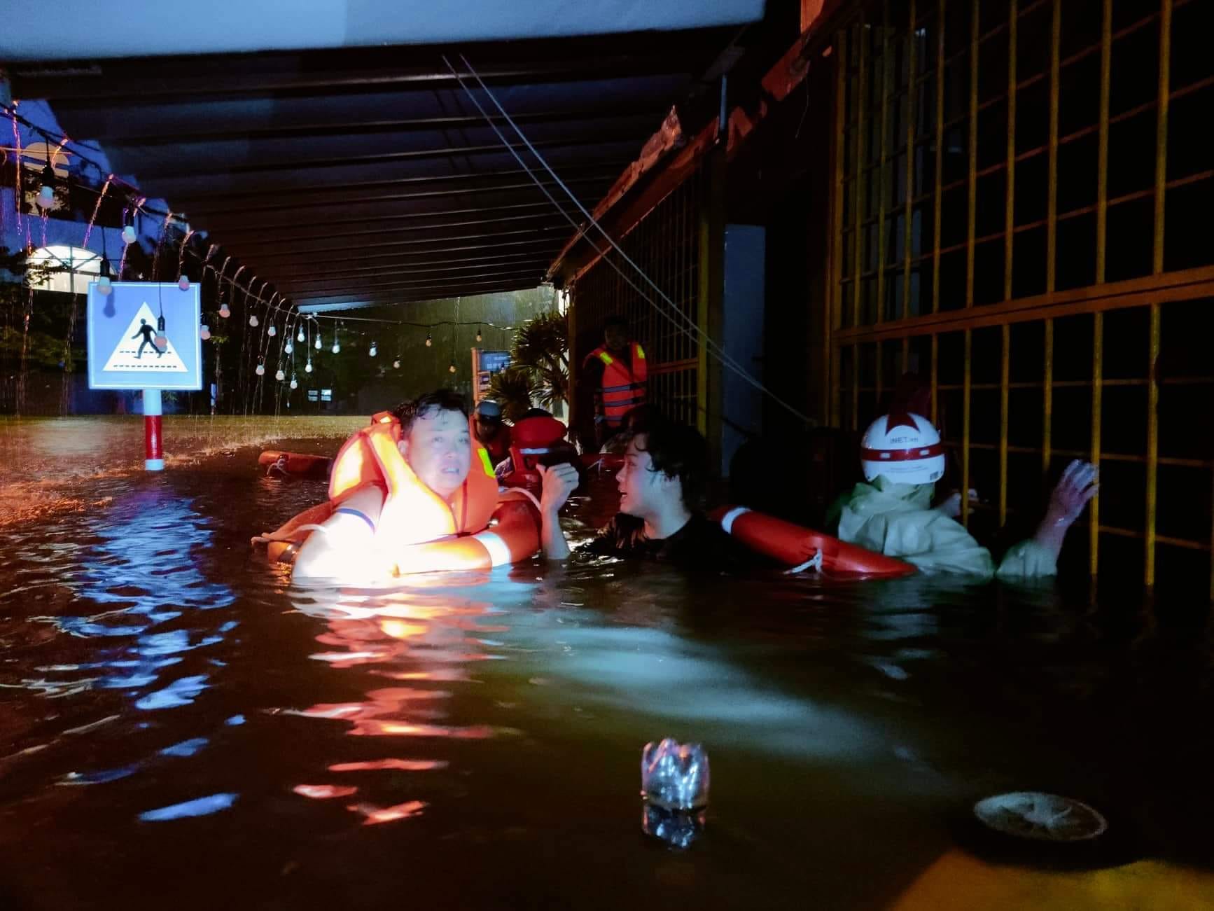 Clip, ảnh: Trắng đêm cứu người mắc kẹt trong biển nước ở Đà Nẵng - Ảnh 5.