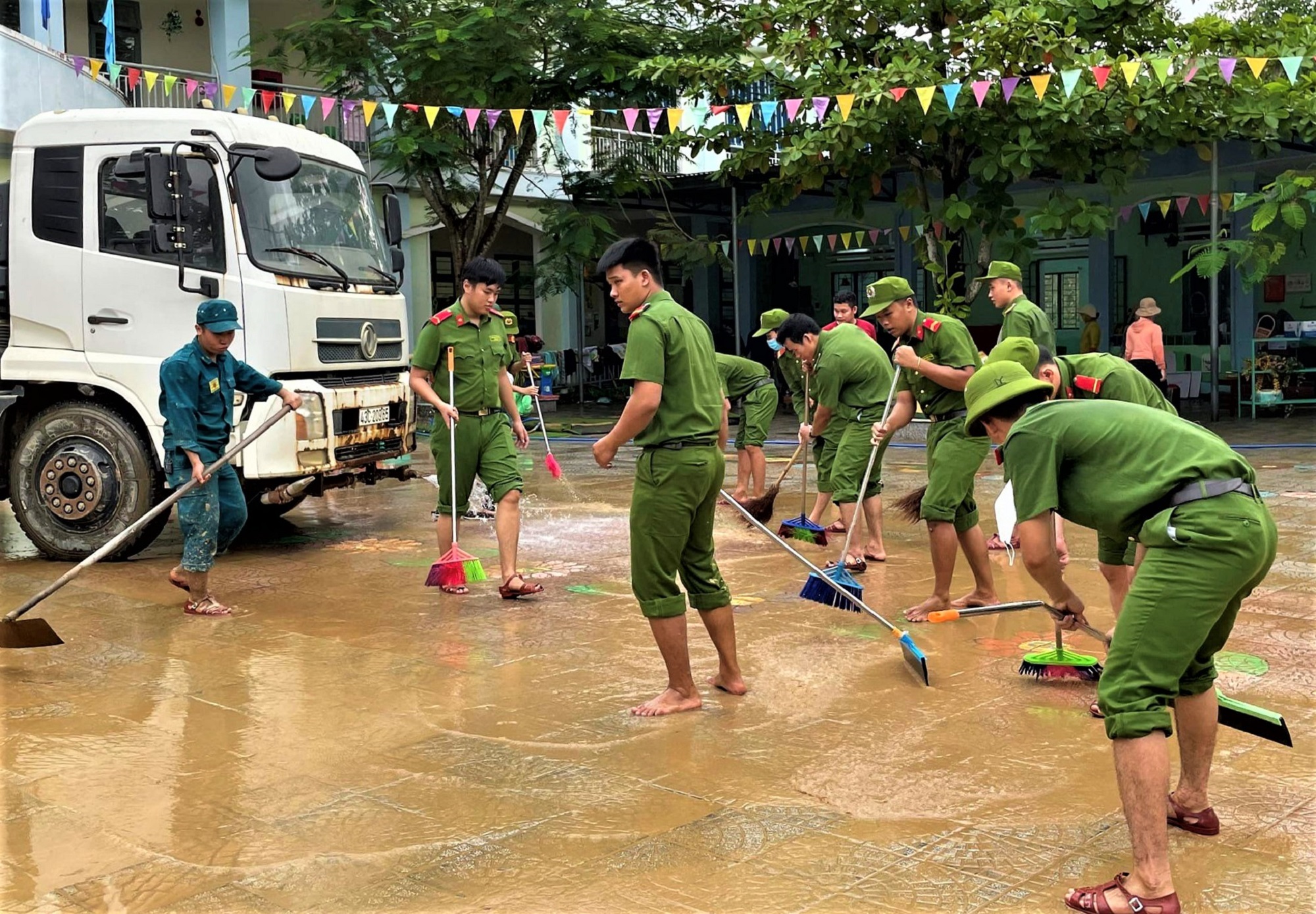 Ảnh: Người Đà Nẵng tất bật dọn dẹp bùn đất, khóc ròng vì tài sản vùi trong nước - Ảnh 21.