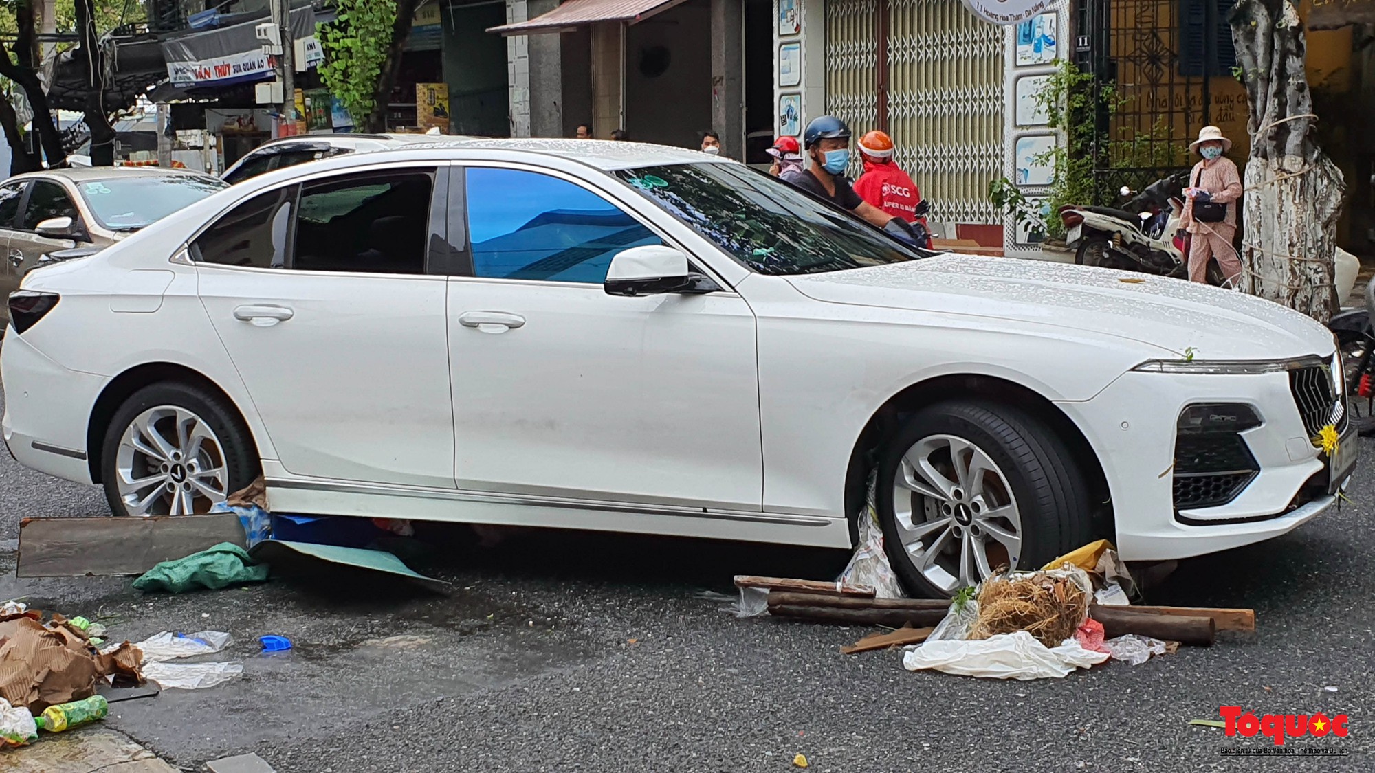 Hình ảnh xe ô tô chết máy nằm la liệt trên phố ở Đà Nẵng - Ảnh 2.