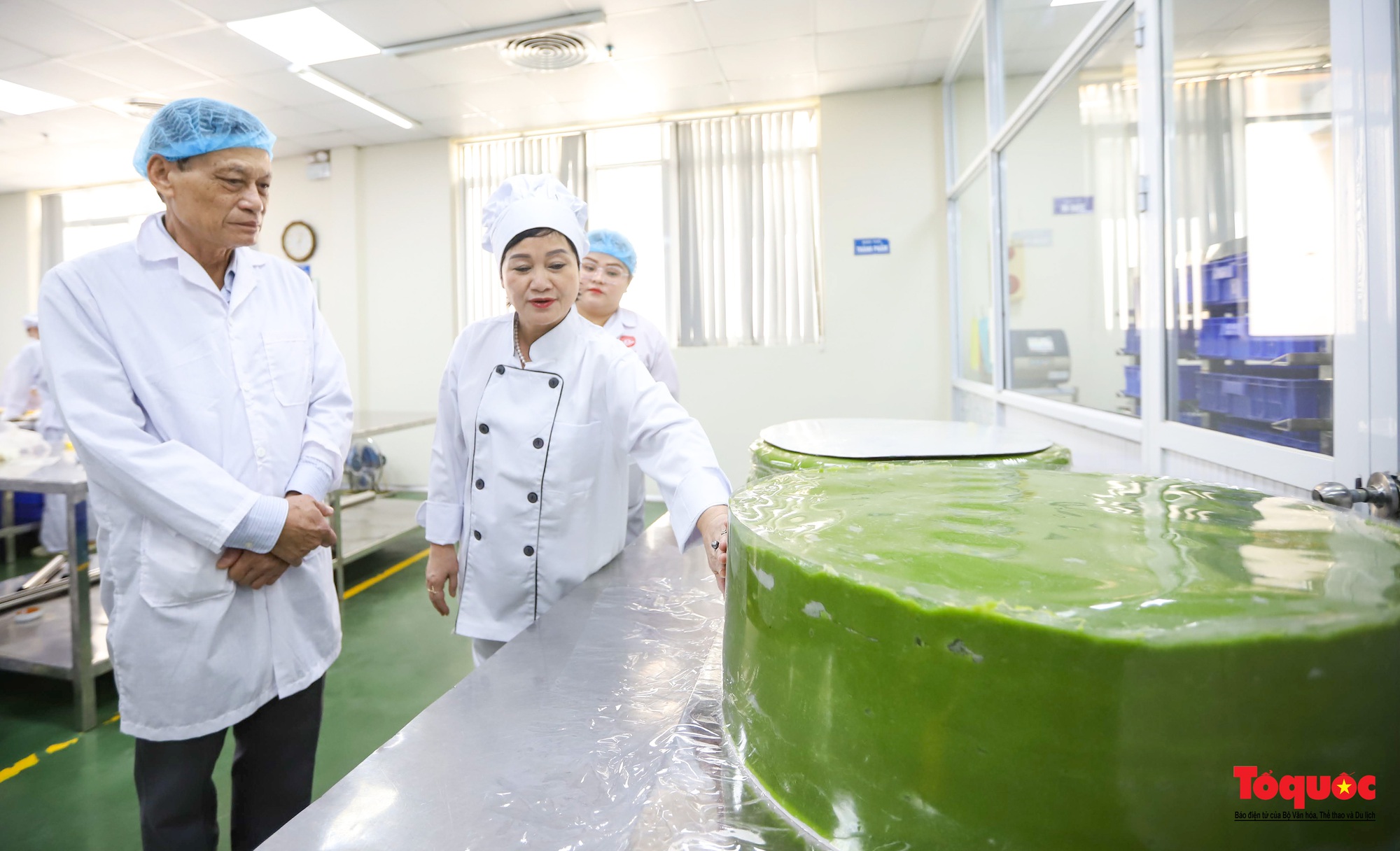 Cận cảnh công đoạn sản xuất cặp bánh cưới kỷ lục Việt Nam - Ảnh 16.
