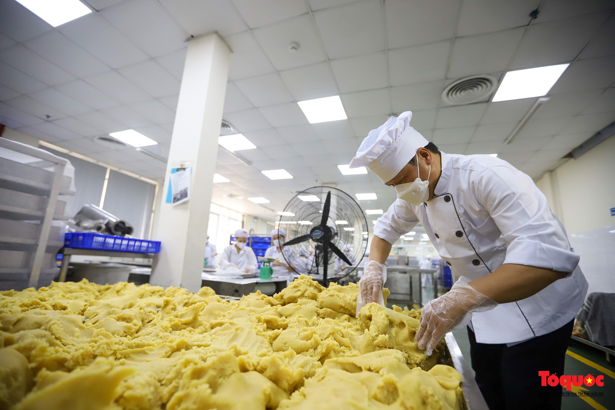 Cận cảnh công đoạn sản xuất cặp bánh cưới kỷ lục Việt Nam - Ảnh 5.