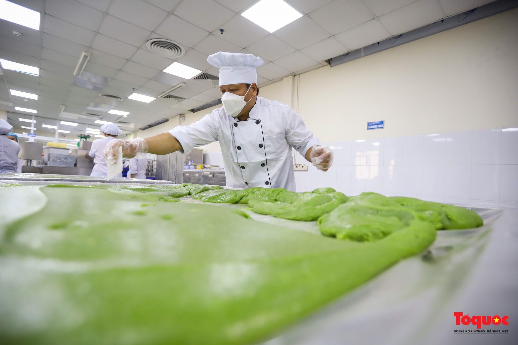 Cận cảnh công đoạn sản xuất cặp bánh cưới kỷ lục Việt Nam - Ảnh 9.