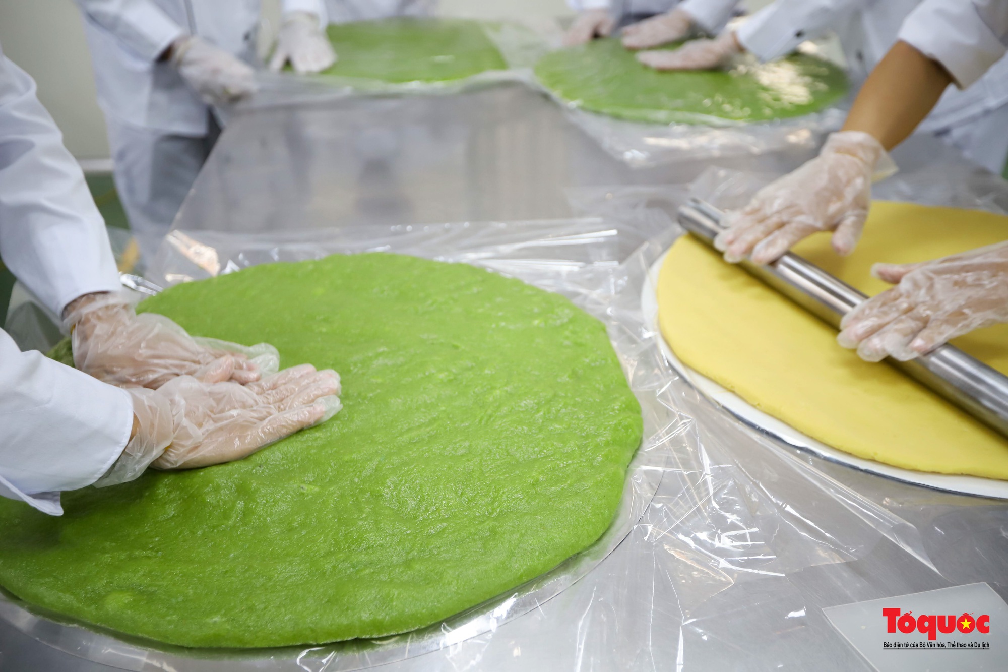 Cận cảnh công đoạn sản xuất cặp bánh cưới kỷ lục Việt Nam - Ảnh 10.