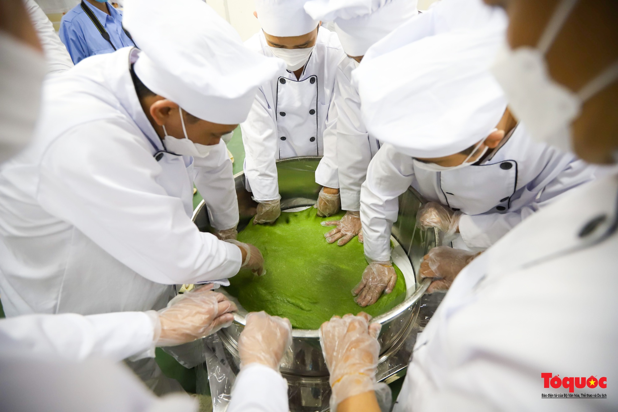 Cận cảnh công đoạn sản xuất cặp bánh cưới kỷ lục Việt Nam - Ảnh 12.