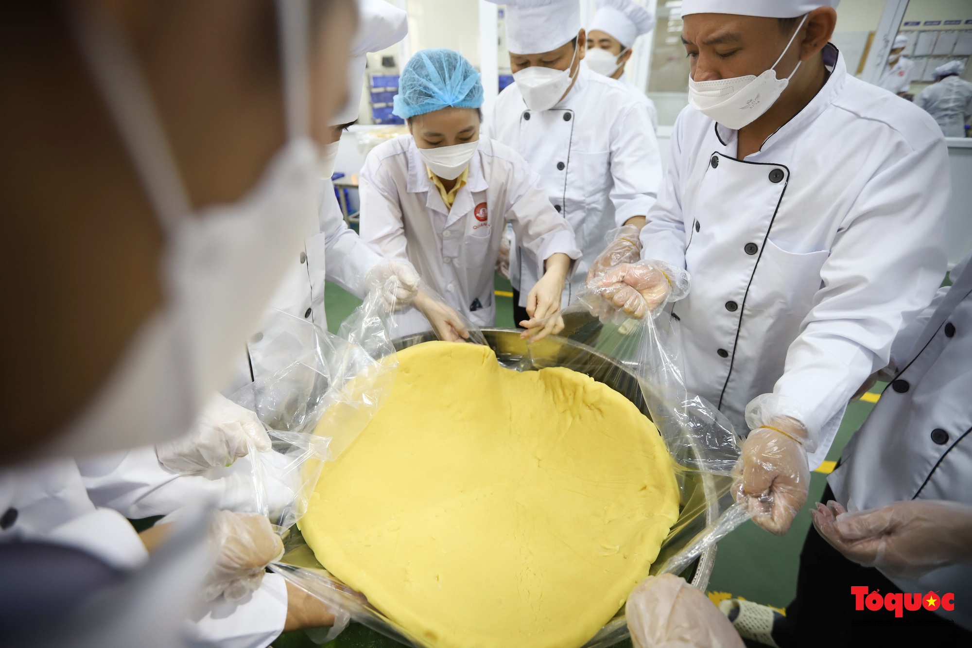 Cận cảnh công đoạn sản xuất cặp bánh cưới kỷ lục Việt Nam - Ảnh 13.