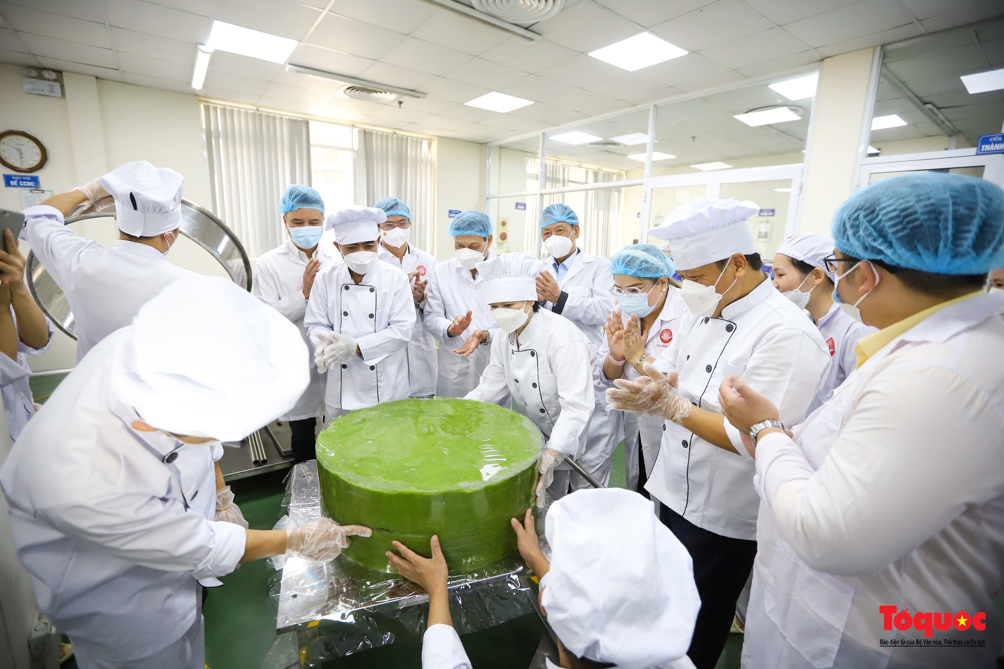 Cận cảnh công đoạn sản xuất cặp bánh cưới kỷ lục Việt Nam - Ảnh 14.