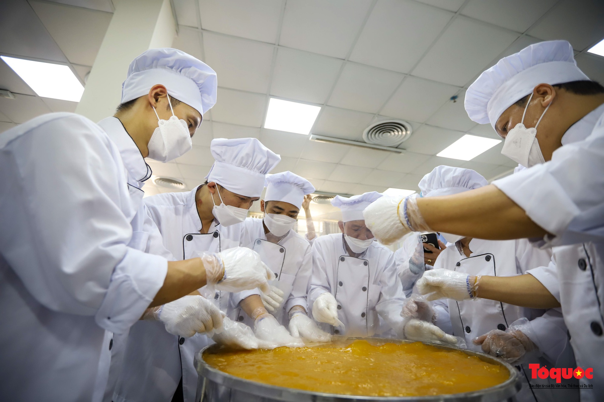 Cận cảnh công đoạn sản xuất cặp bánh cưới kỷ lục Việt Nam - Ảnh 15.