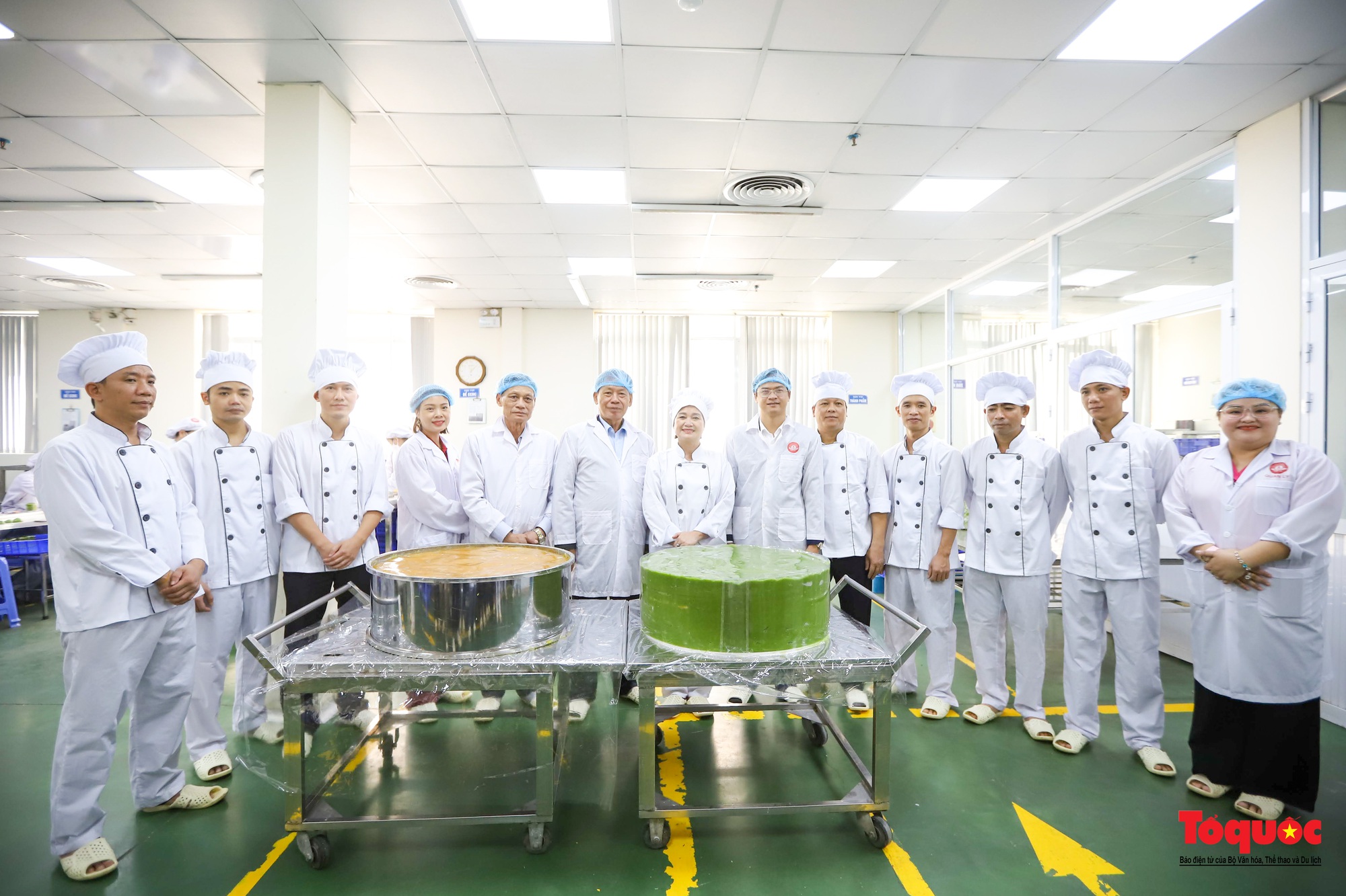 Cận cảnh công đoạn sản xuất cặp bánh cưới kỷ lục Việt Nam - Ảnh 17.