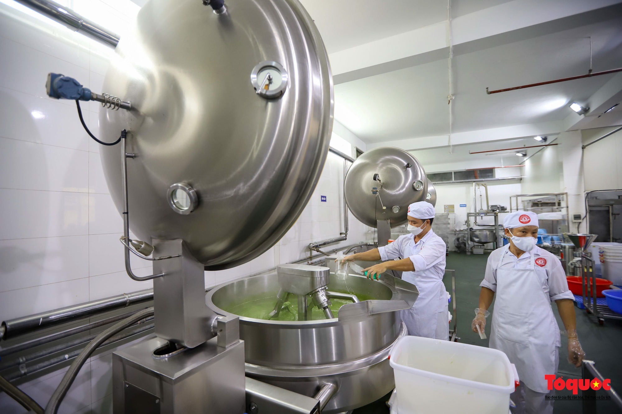 Cận cảnh công đoạn sản xuất cặp bánh cưới kỷ lục Việt Nam - Ảnh 11.
