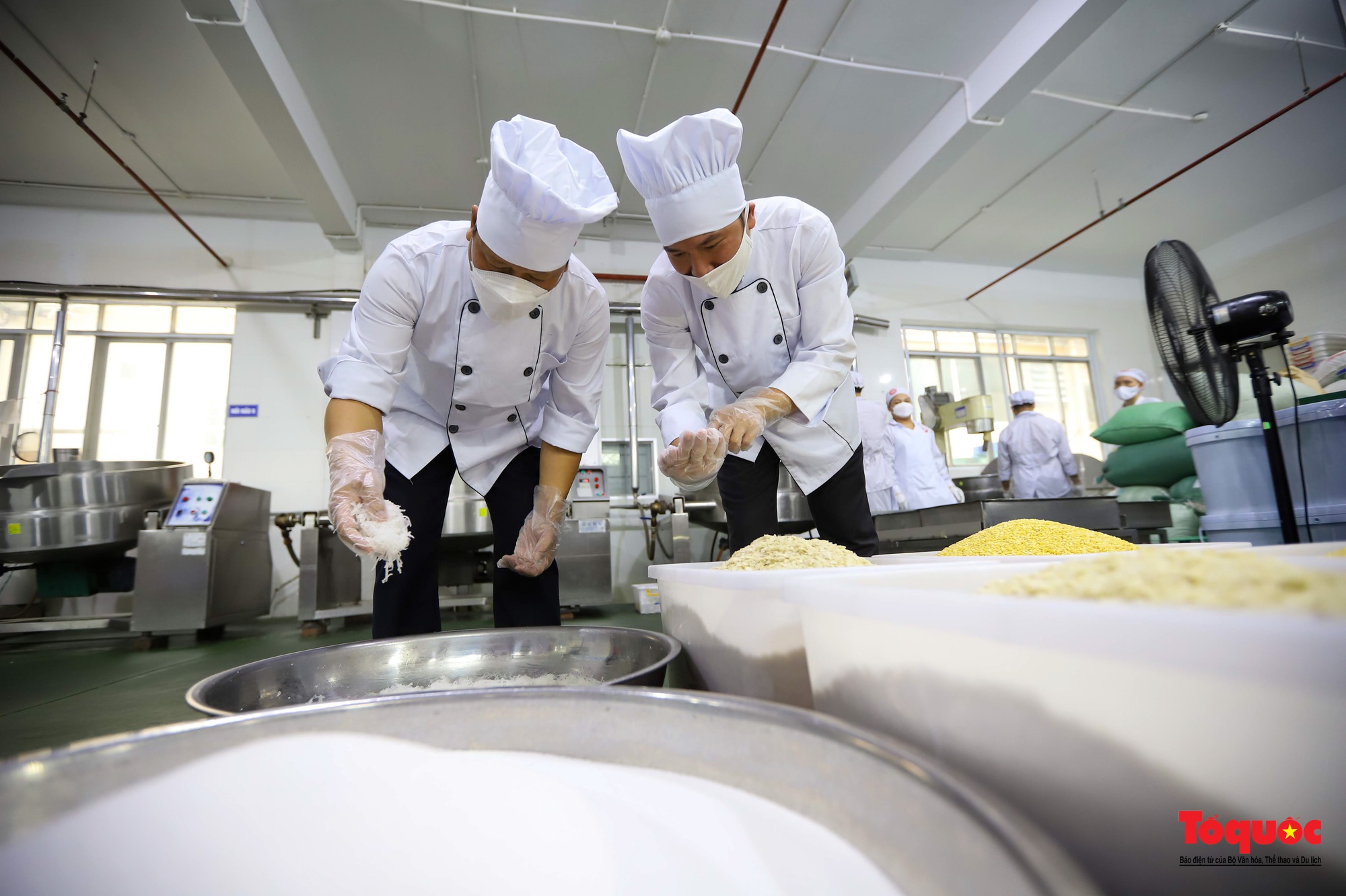 Cận cảnh công đoạn sản xuất cặp bánh cưới kỷ lục Việt Nam - Ảnh 2.