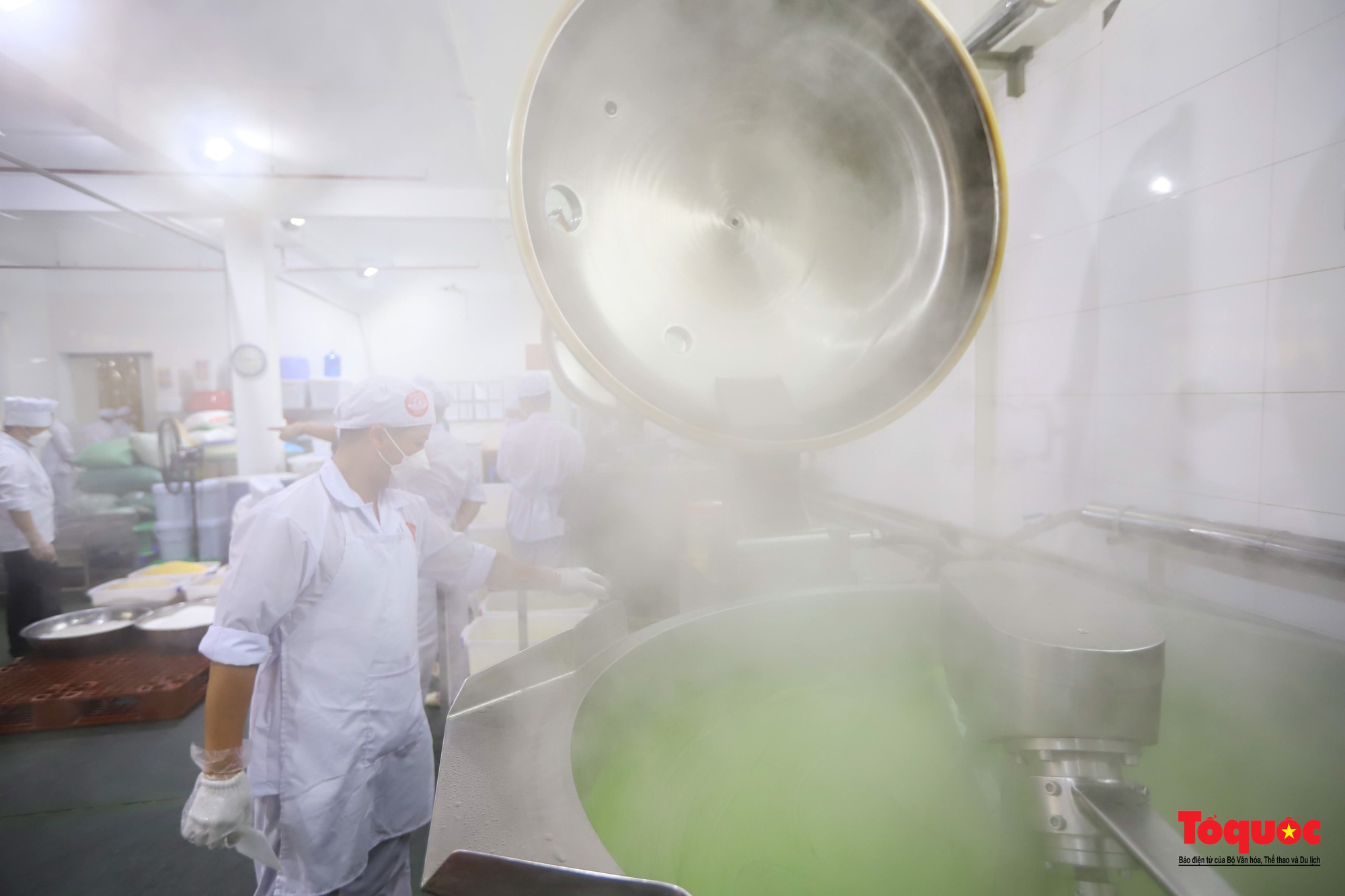 Cận cảnh công đoạn sản xuất cặp bánh cưới kỷ lục Việt Nam - Ảnh 7.