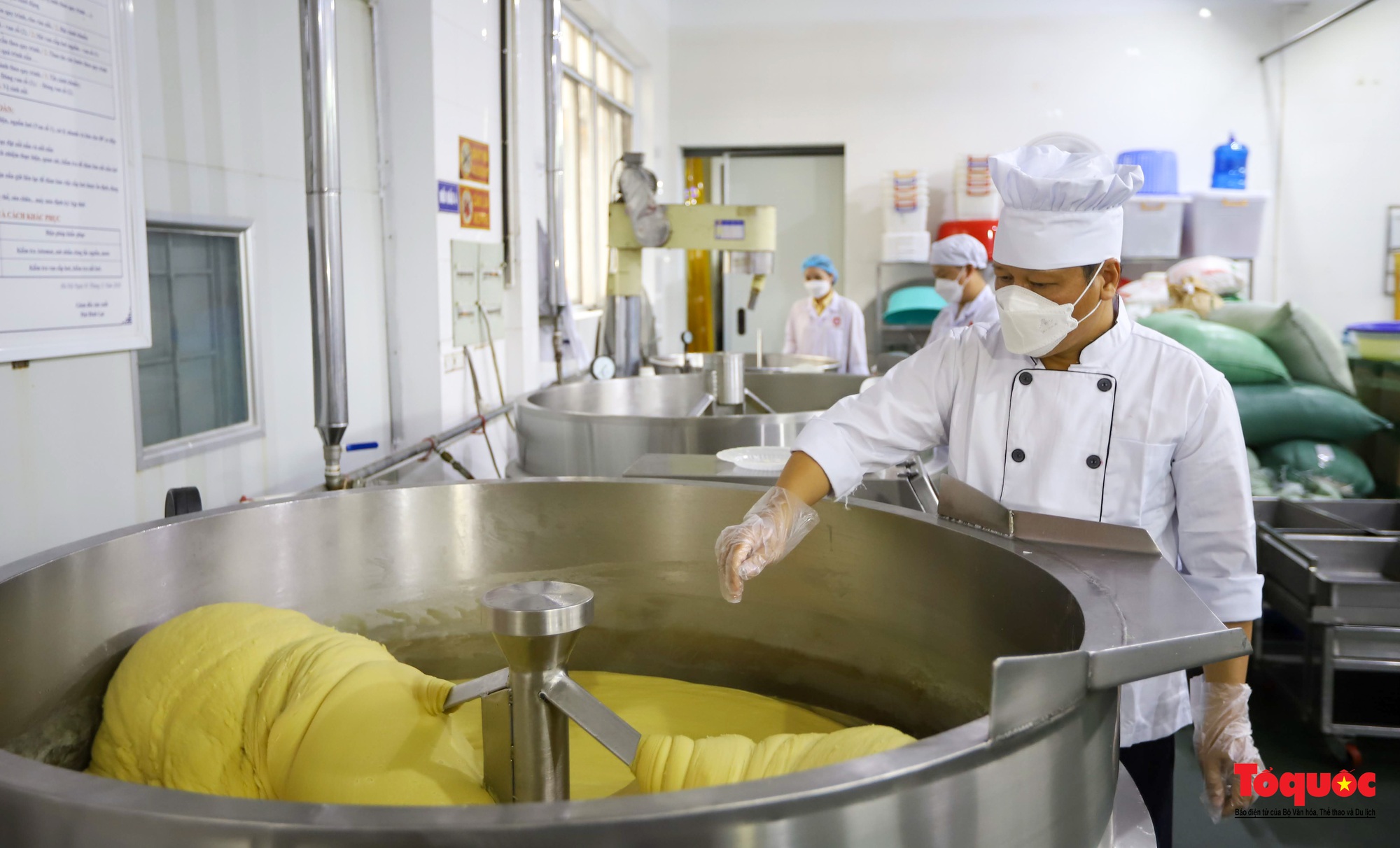 Cận cảnh công đoạn sản xuất cặp bánh cưới kỷ lục Việt Nam - Ảnh 4.