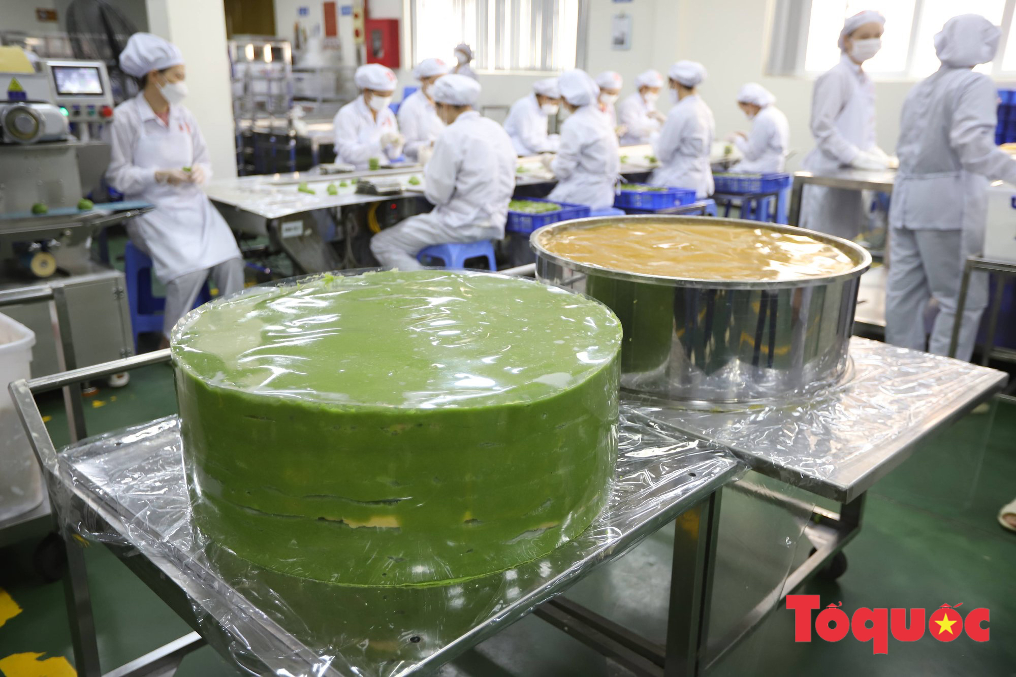Cận cảnh công đoạn sản xuất cặp bánh cưới kỷ lục Việt Nam - Ảnh 1.