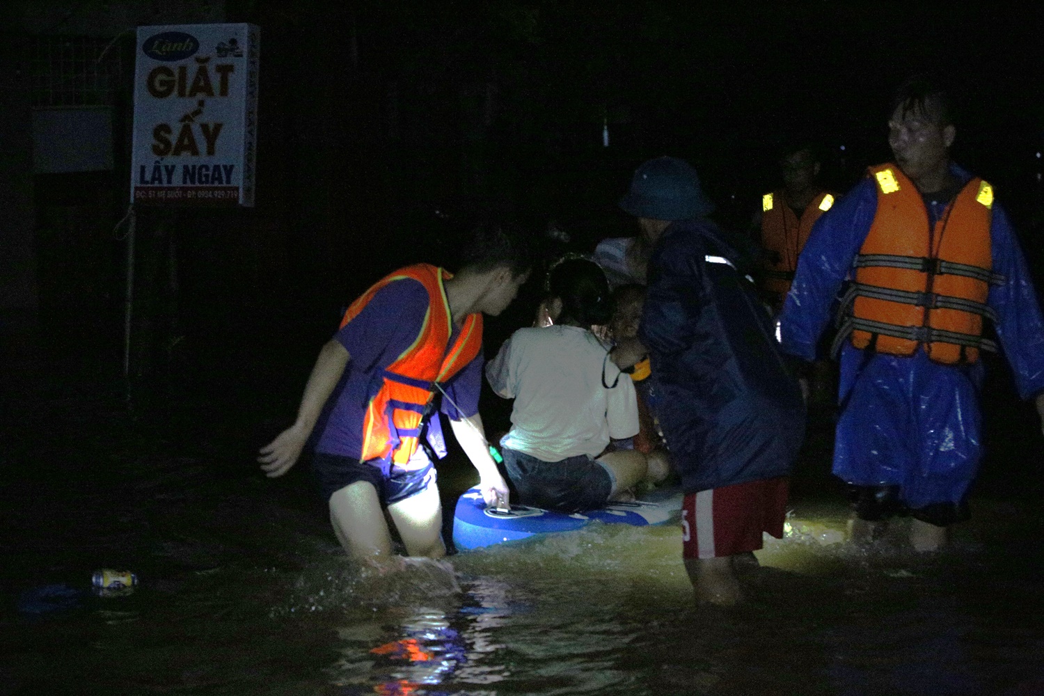Clip, ảnh: Trắng đêm cứu người mắc kẹt trong biển nước ở Đà Nẵng - Ảnh 7.