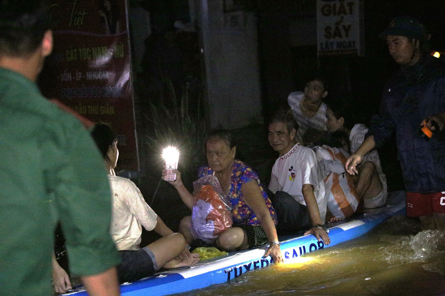 Clip, ảnh: Trắng đêm cứu người mắc kẹt trong biển nước ở Đà Nẵng - Ảnh 5.