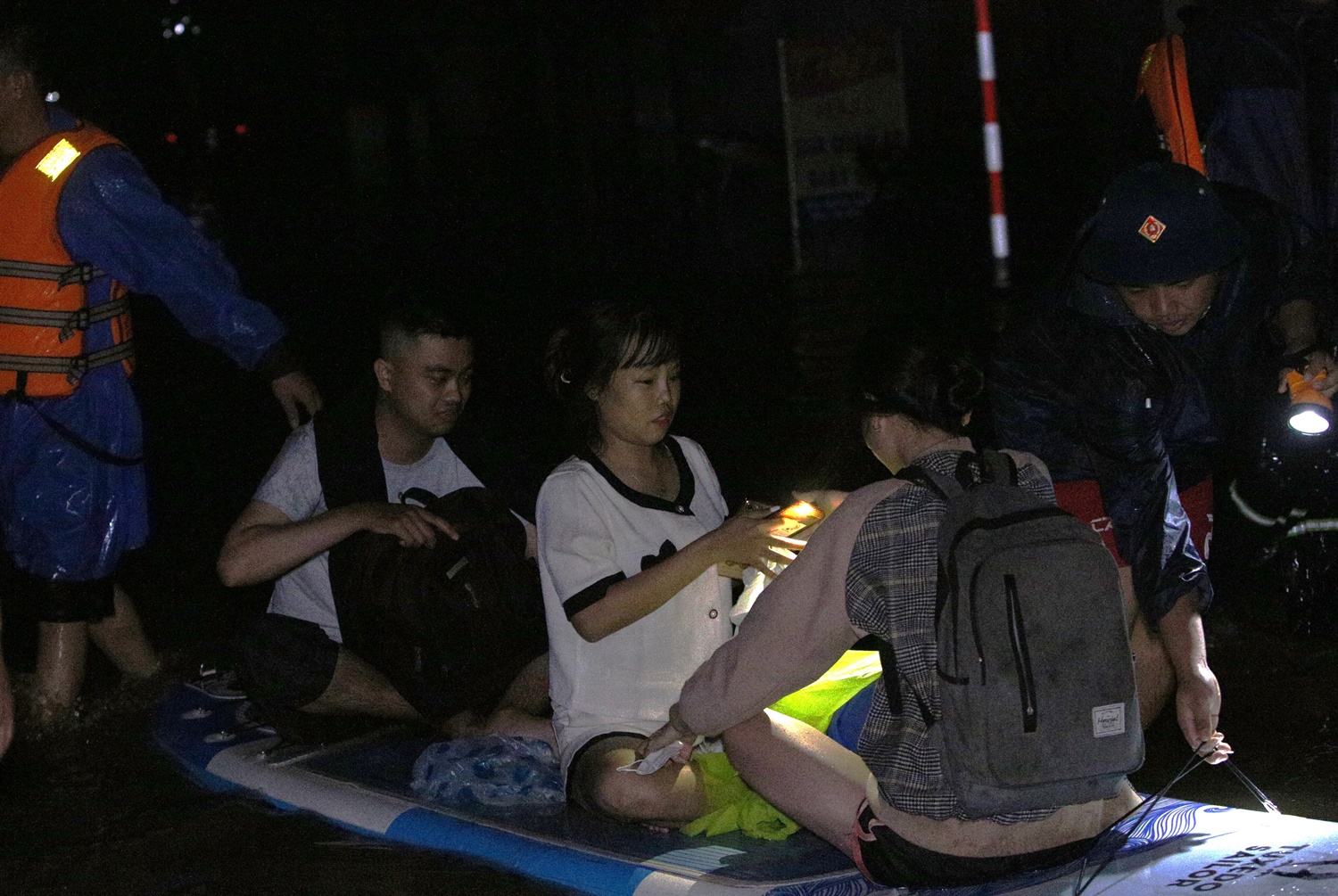 Clip, ảnh: Trắng đêm cứu người mắc kẹt trong biển nước ở Đà Nẵng - Ảnh 6.
