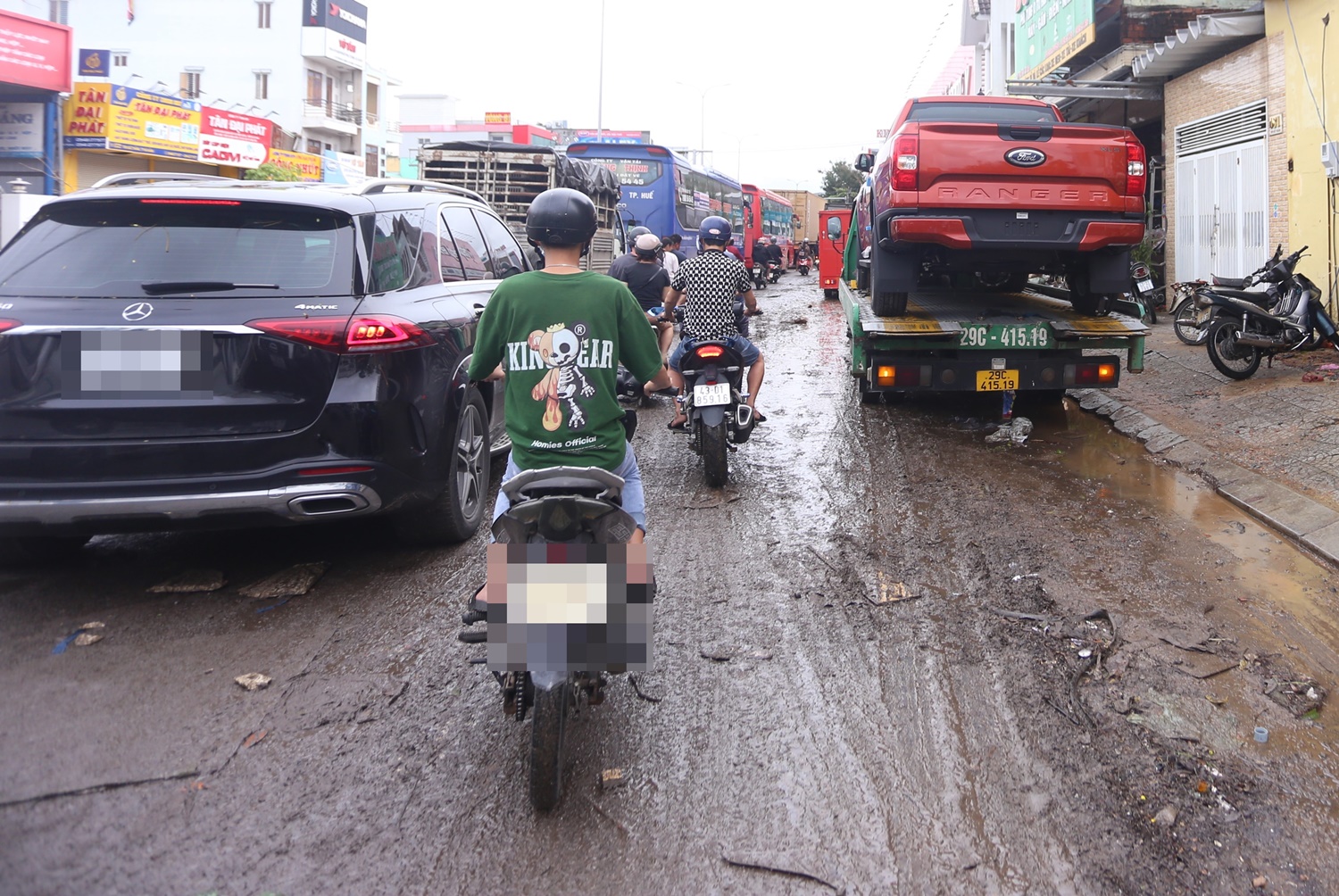 Ảnh: Hàng loạt ô tô &quot;mắc cạn&quot; sau trận mưa lịch sử tại Đà Nẵng - Ảnh 11.