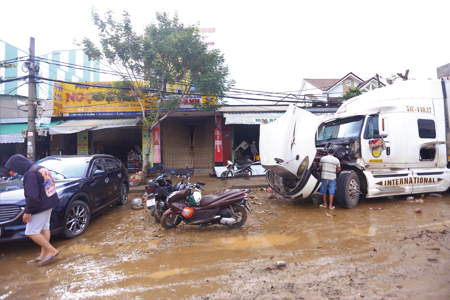 Ảnh: Hàng loạt ô tô &quot;mắc cạn&quot; sau trận mưa lịch sử tại Đà Nẵng - Ảnh 4.