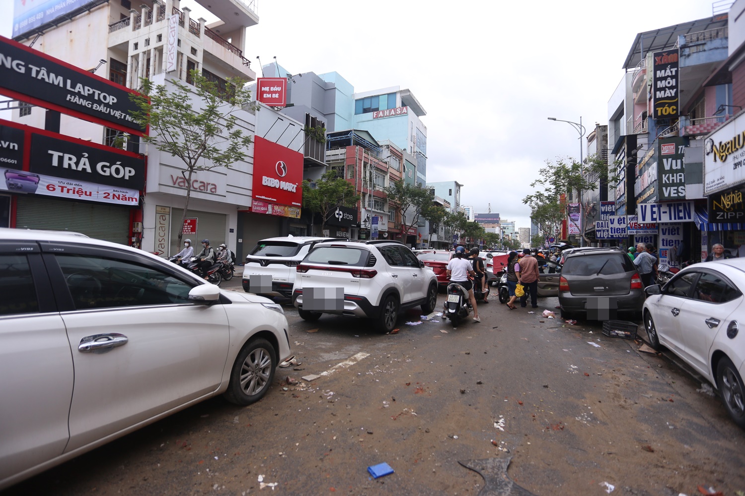 Ảnh: Hàng loạt ô tô &quot;mắc cạn&quot; sau trận mưa lịch sử tại Đà Nẵng - Ảnh 2.