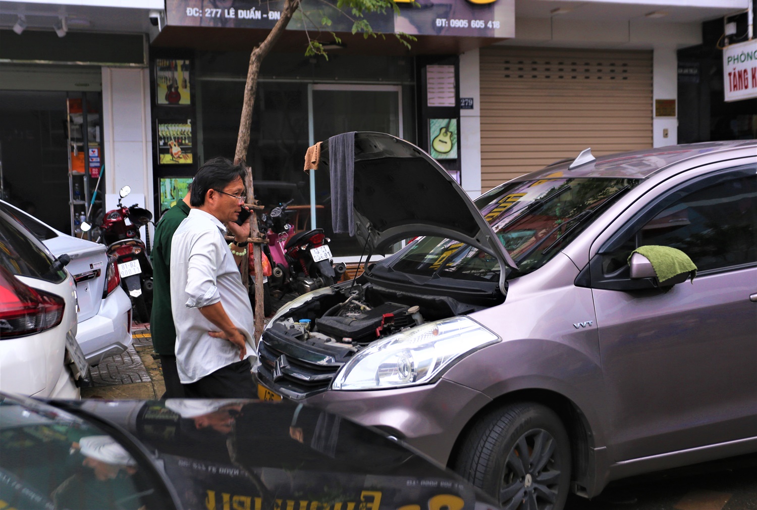 Ảnh: Hàng loạt ô tô &quot;mắc cạn&quot; sau trận mưa lịch sử tại Đà Nẵng - Ảnh 8.