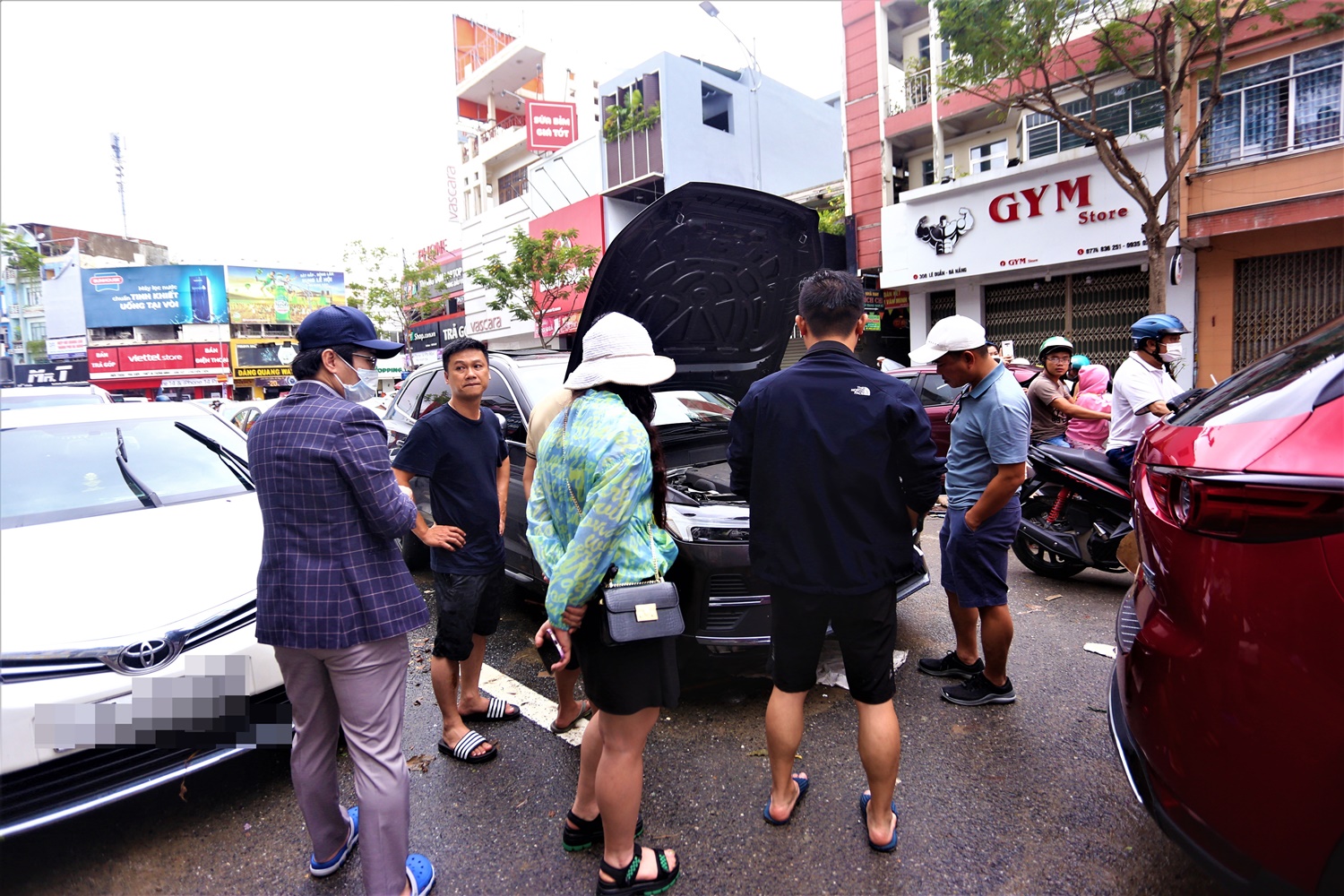 Ảnh: Hàng loạt ô tô &quot;mắc cạn&quot; sau trận mưa lịch sử tại Đà Nẵng - Ảnh 10.