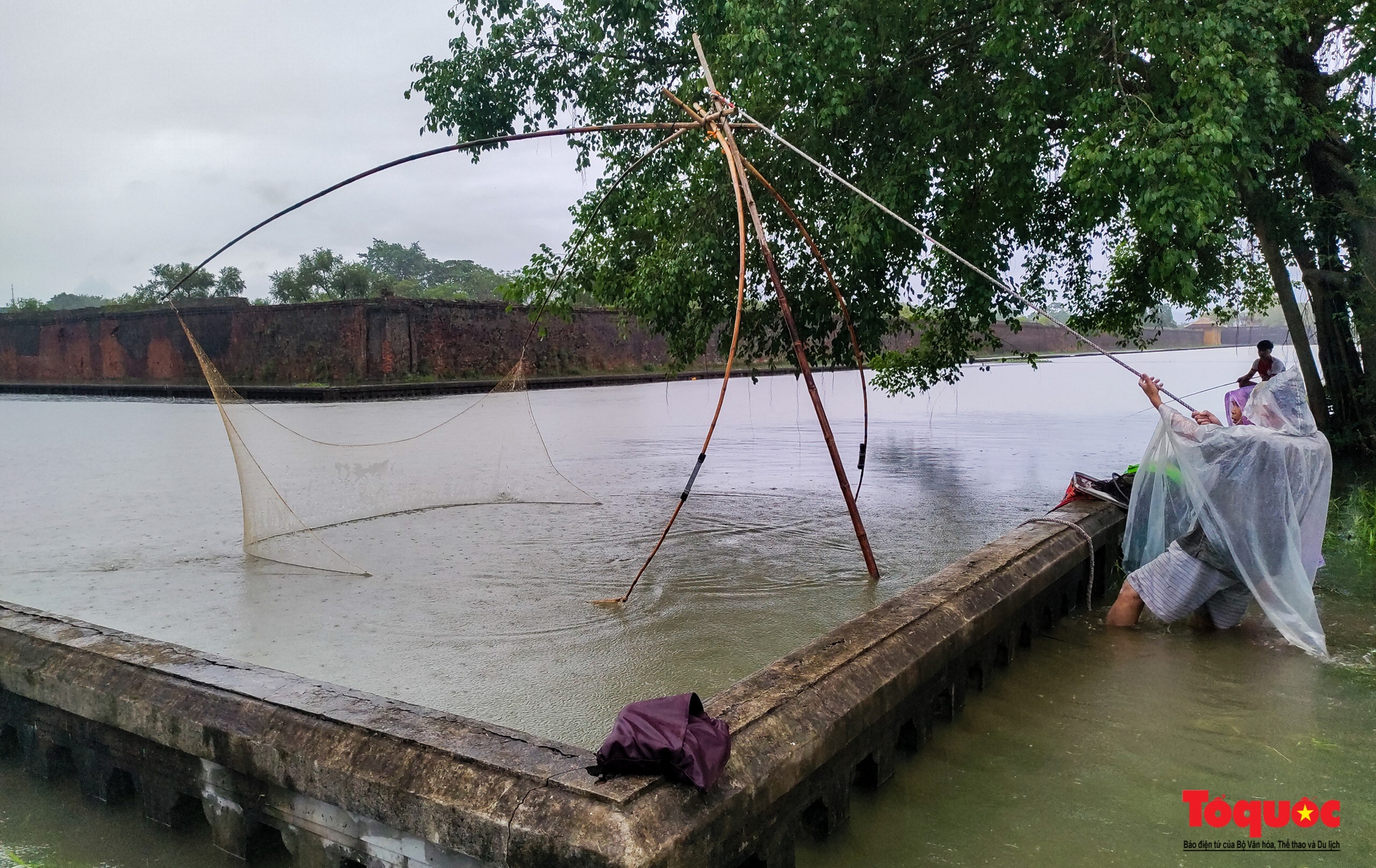 Khách Tây trải nghiệm đi thuyền giữa phố, người dân giăng lưới bắt cá bên Kinh thành Huế sau mưa - Ảnh 12.