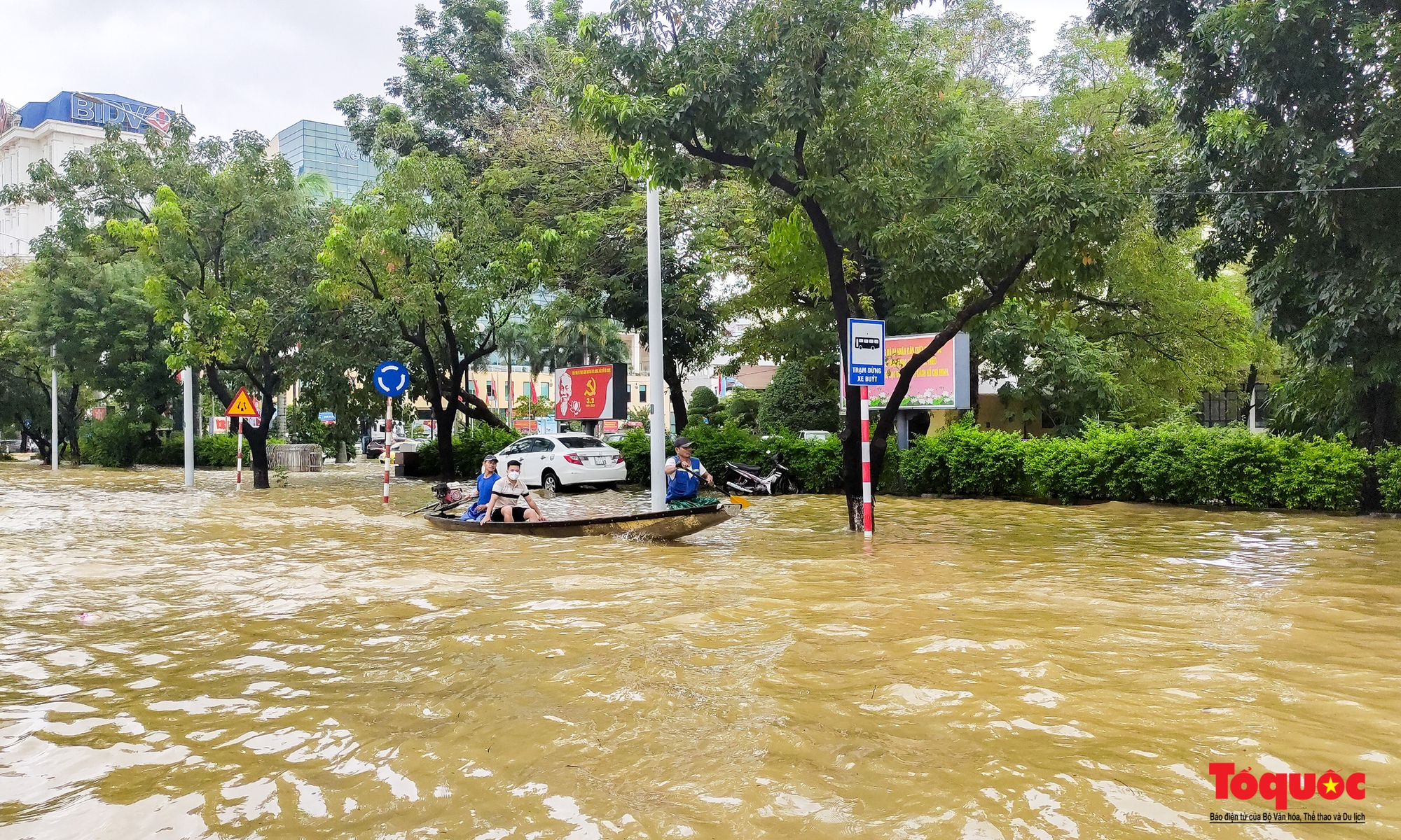 Nhiều tuyến đường TP Huế bị ngập nặng, người dân bì bõm lội nước, đẩy xe để di chuyển - Ảnh 4.