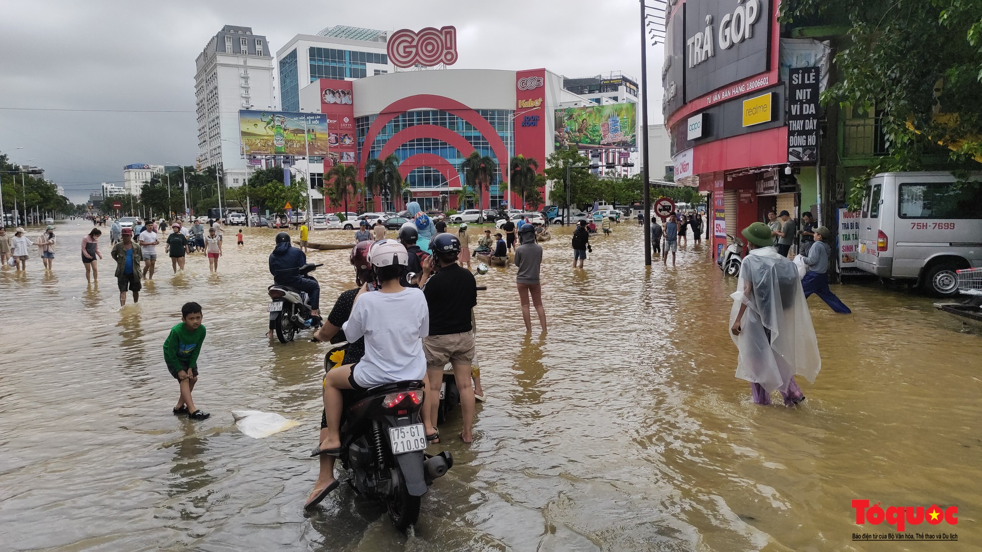 Nhiều tuyến đường TP Huế bị ngập nặng, người dân bì bõm lội nước, đẩy xe để di chuyển - Ảnh 10.