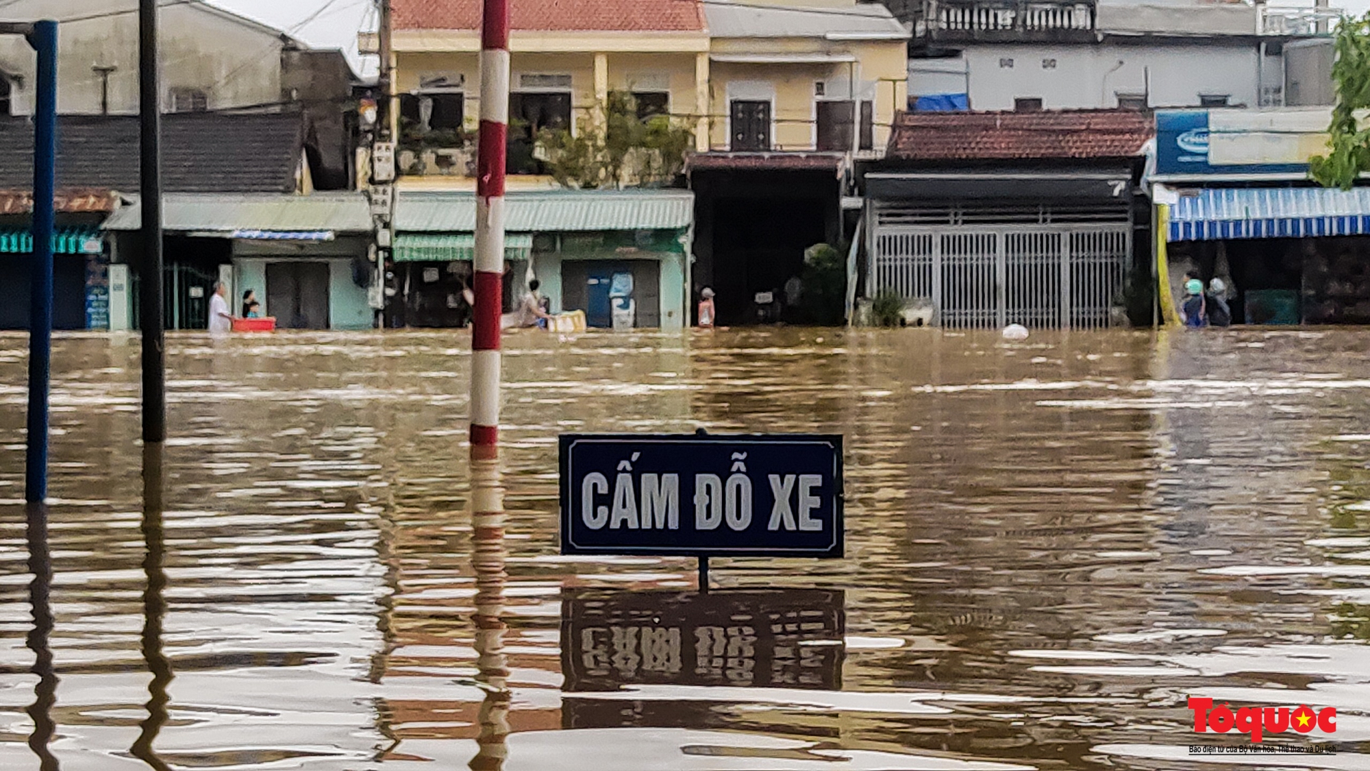 Nhiều tuyến đường TP Huế bị ngập nặng, người dân bì bõm lội nước, đẩy xe để di chuyển - Ảnh 2.