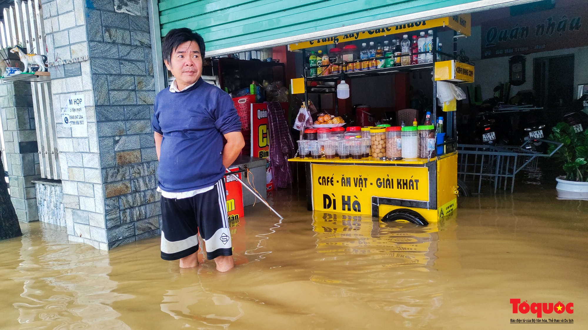 Nhiều tuyến đường TP Huế bị ngập nặng, người dân bì bõm lội nước, đẩy xe để di chuyển - Ảnh 7.