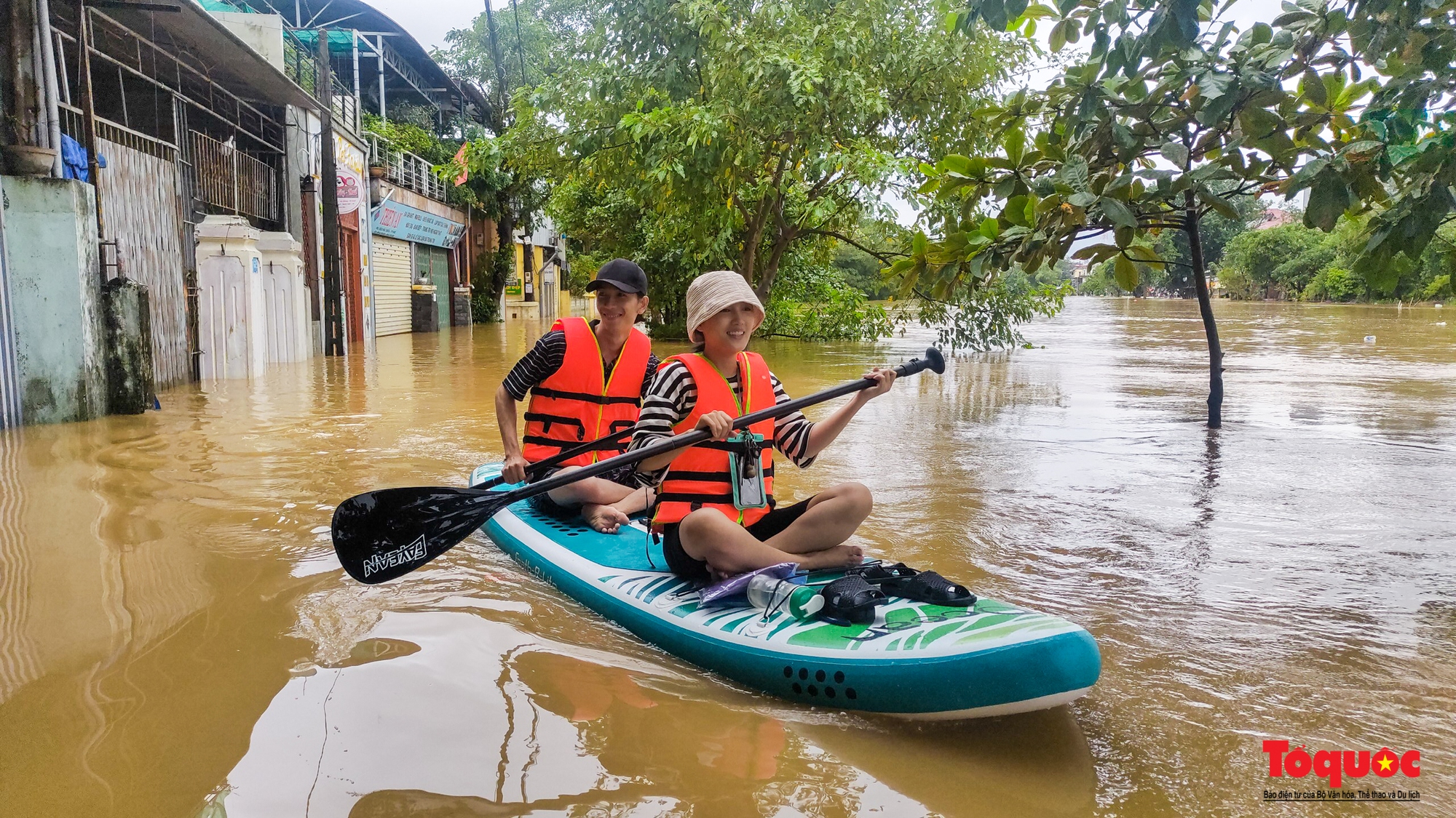 Nhiều tuyến đường TP Huế bị ngập nặng, người dân bì bõm lội nước, đẩy xe để di chuyển - Ảnh 9.