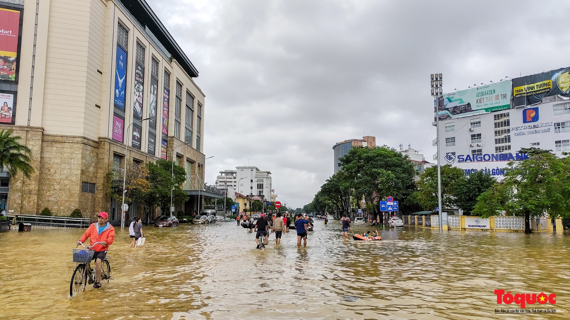 Nhiều tuyến đường TP Huế bị ngập nặng, người dân bì bõm lội nước, đẩy xe để di chuyển - Ảnh 1.