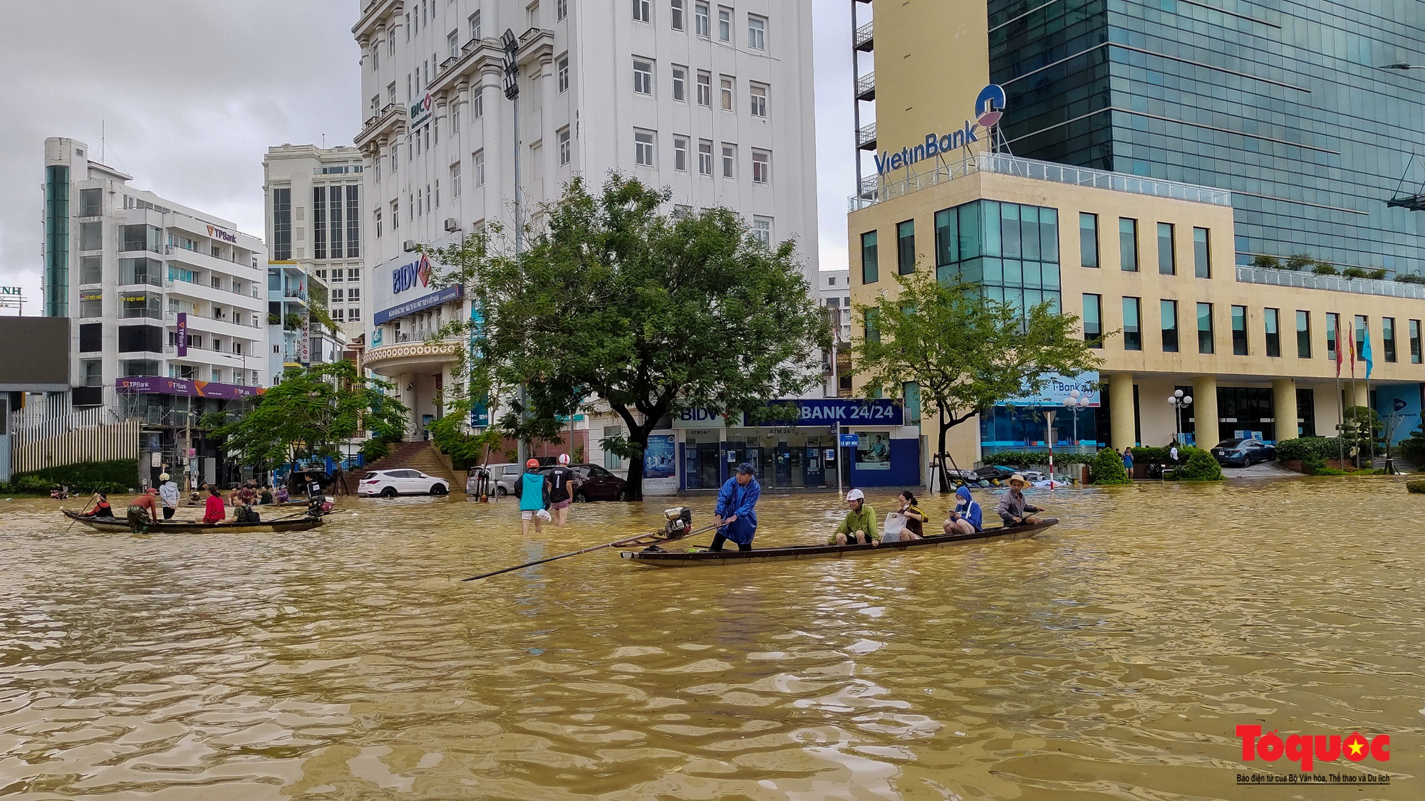 Nhiều tuyến đường TP Huế bị ngập nặng, người dân bì bõm lội nước, đẩy xe để di chuyển - Ảnh 16.