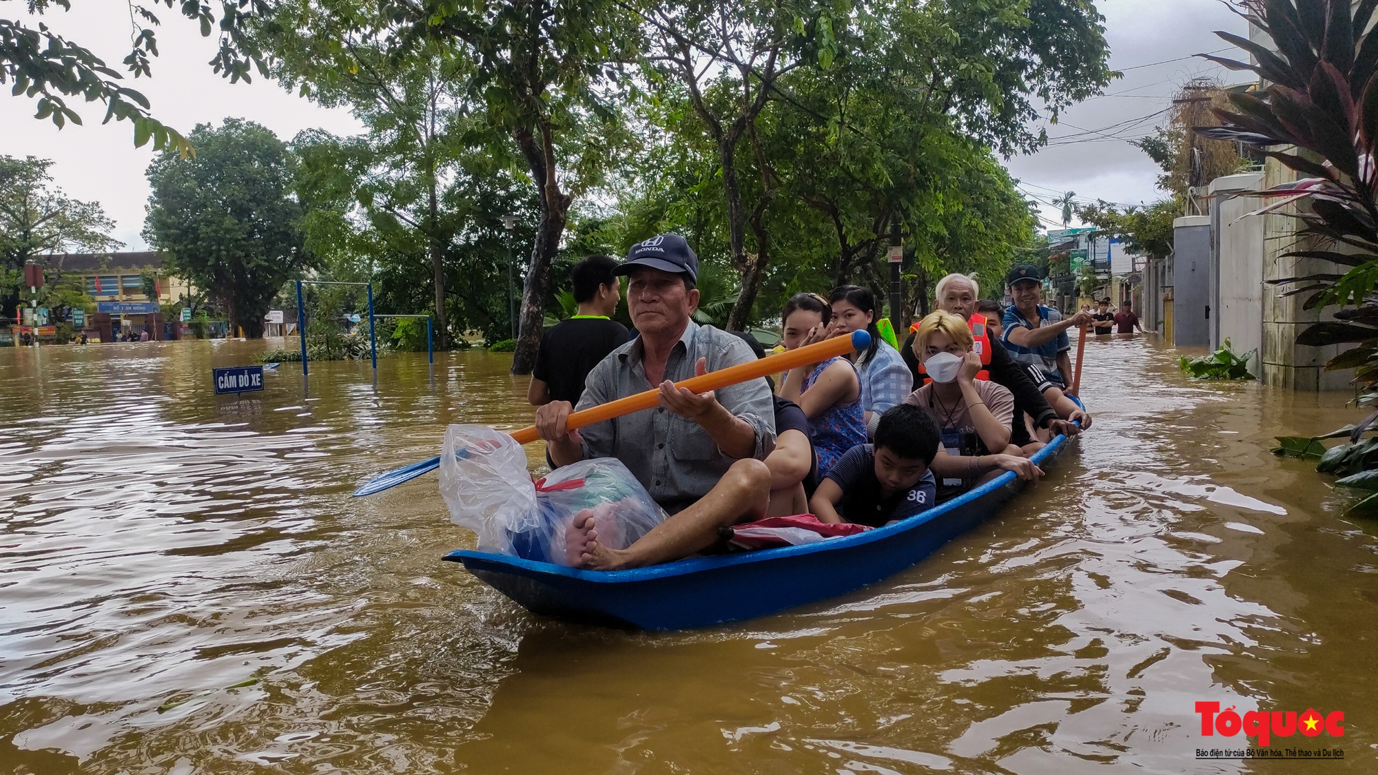Nhiều tuyến đường TP Huế bị ngập nặng, người dân bì bõm lội nước, đẩy xe để di chuyển - Ảnh 5.