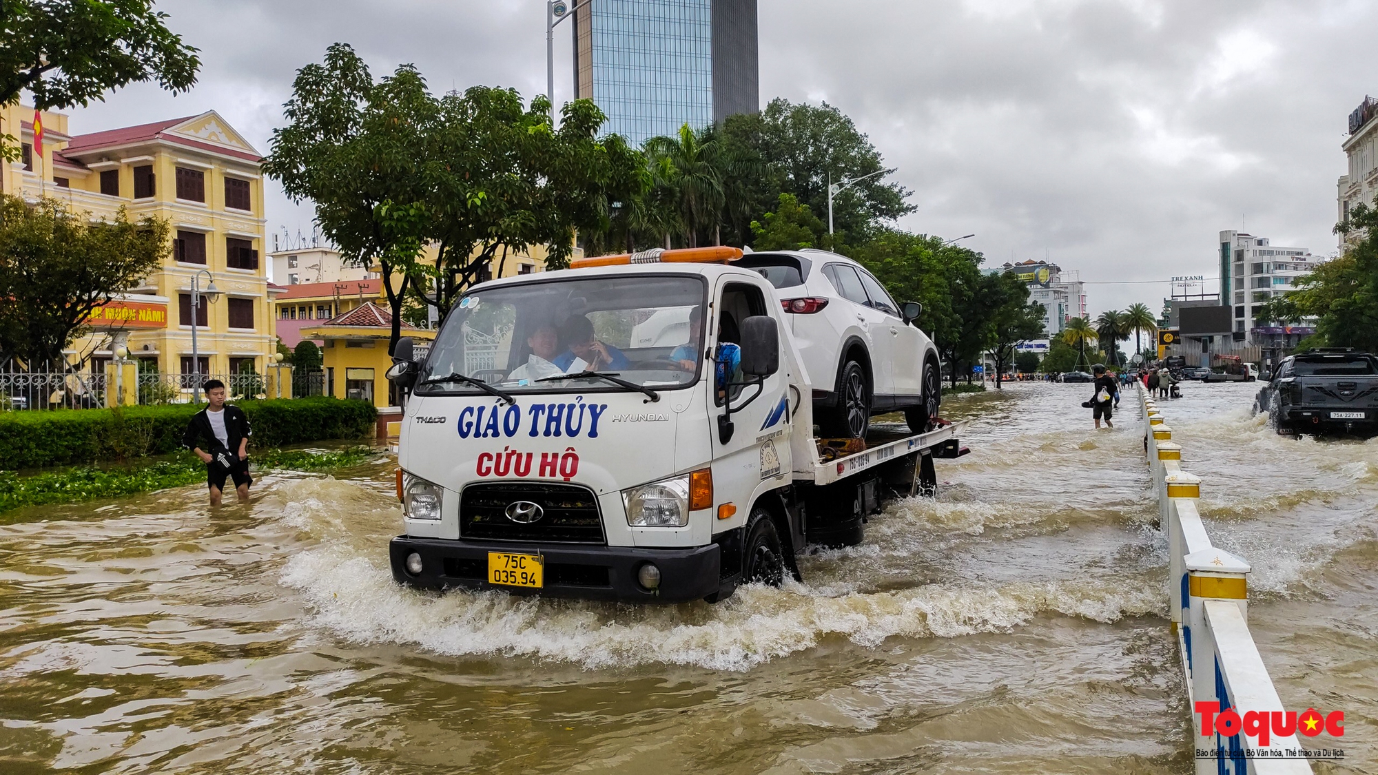 Nhiều tuyến đường TP Huế bị ngập nặng, người dân bì bõm lội nước, đẩy xe để di chuyển - Ảnh 14.